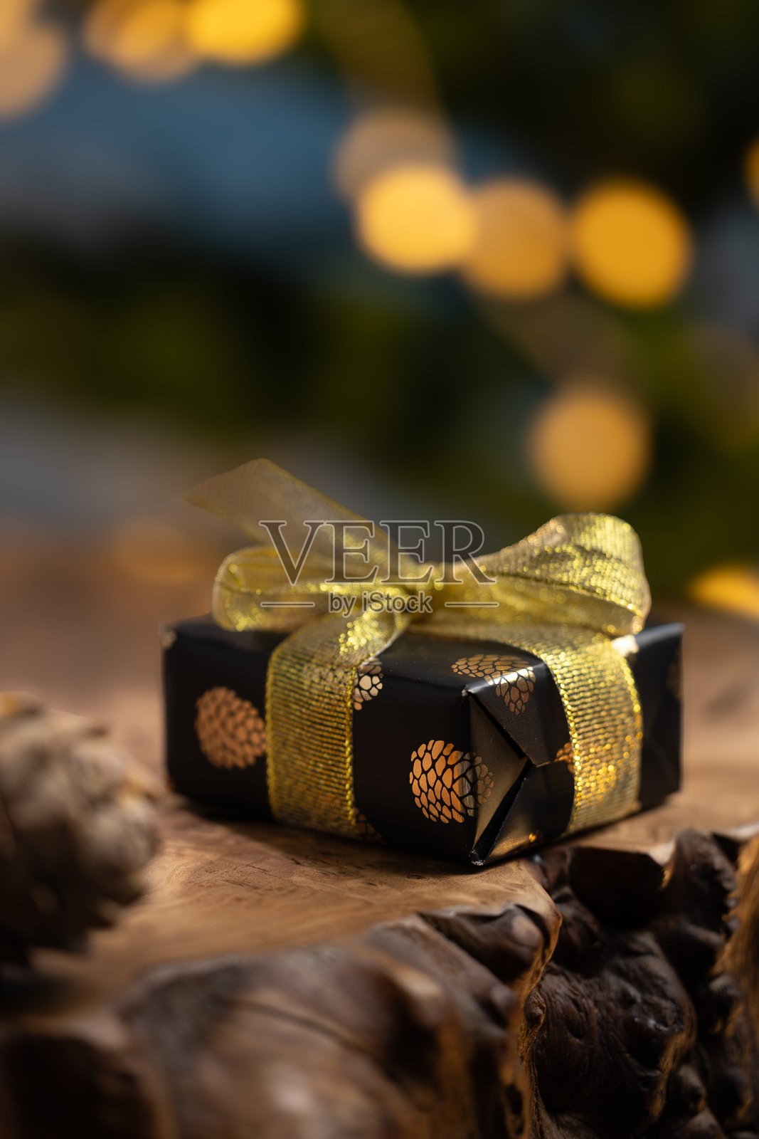 带有节日灯光的圣诞礼物盒照片摄影图片