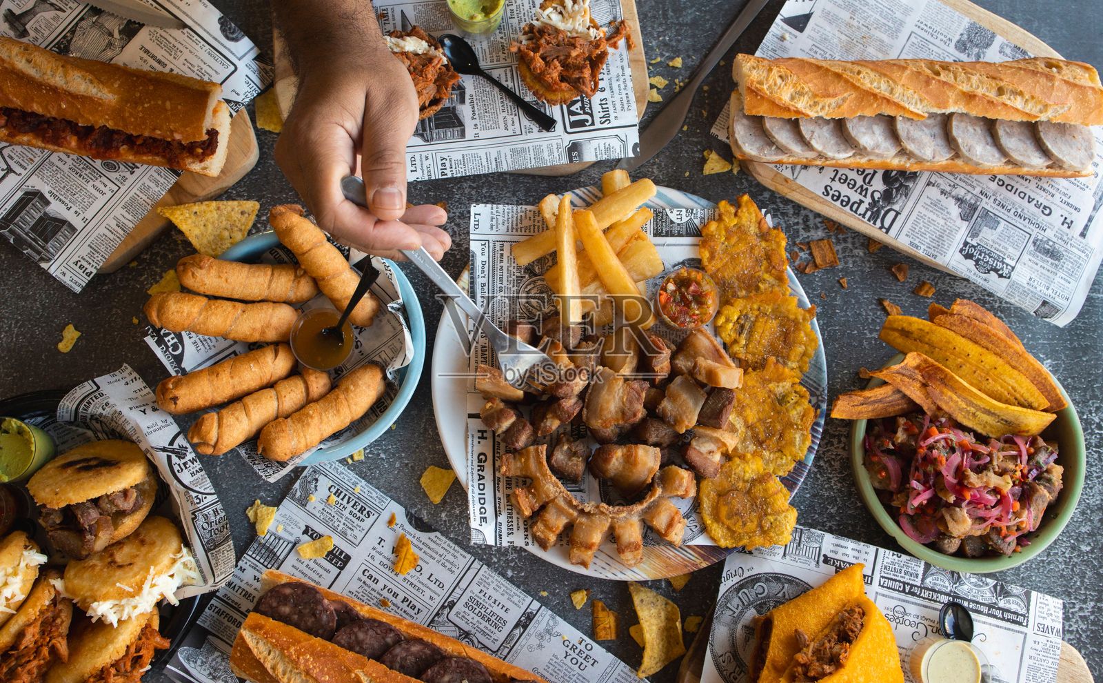 俯视视角，展示了种类繁多的拉丁美洲街头美食。照片摄影图片