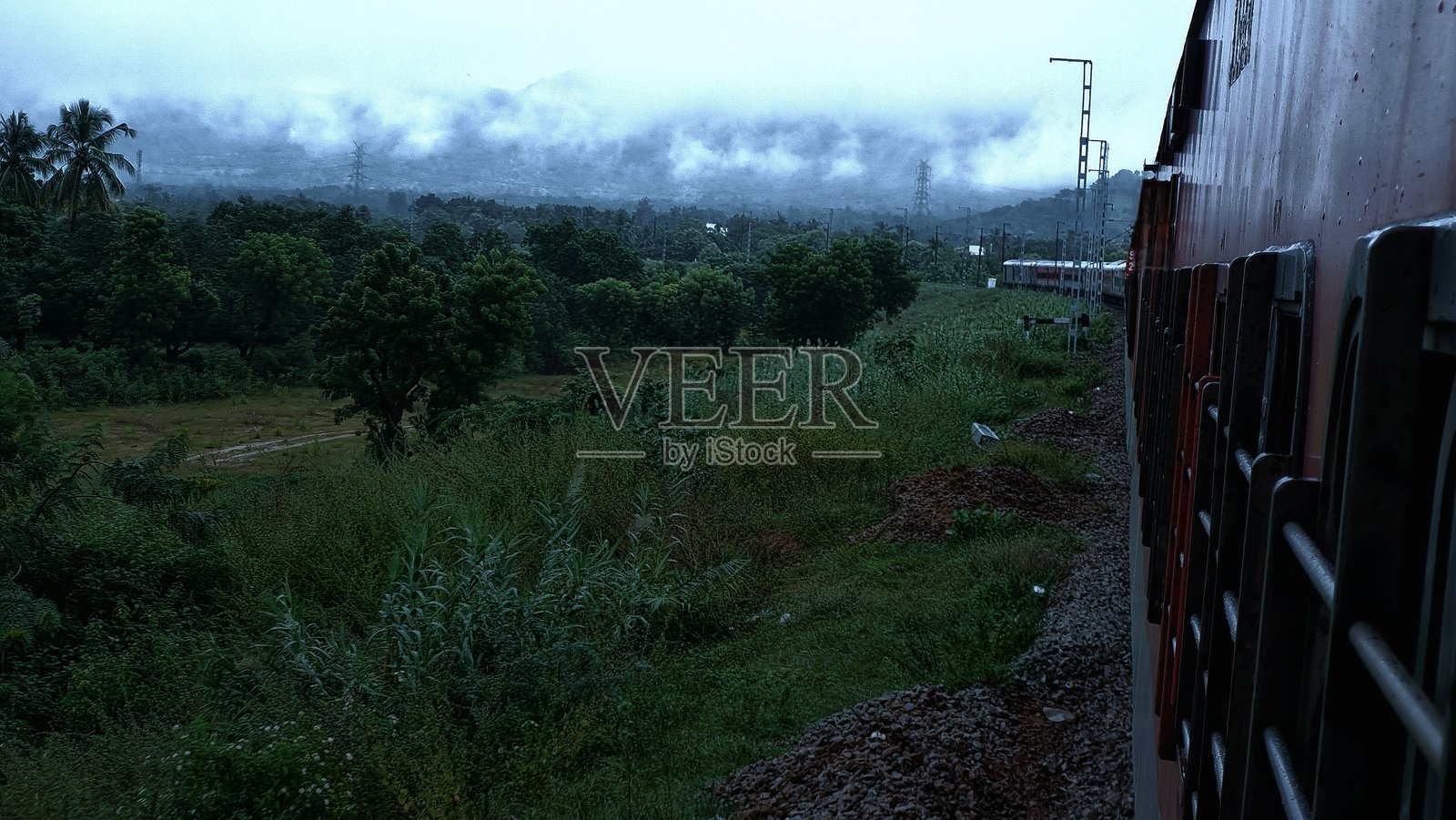 从行驶的火车上捕捉到的美丽朦胧的景象照片摄影图片