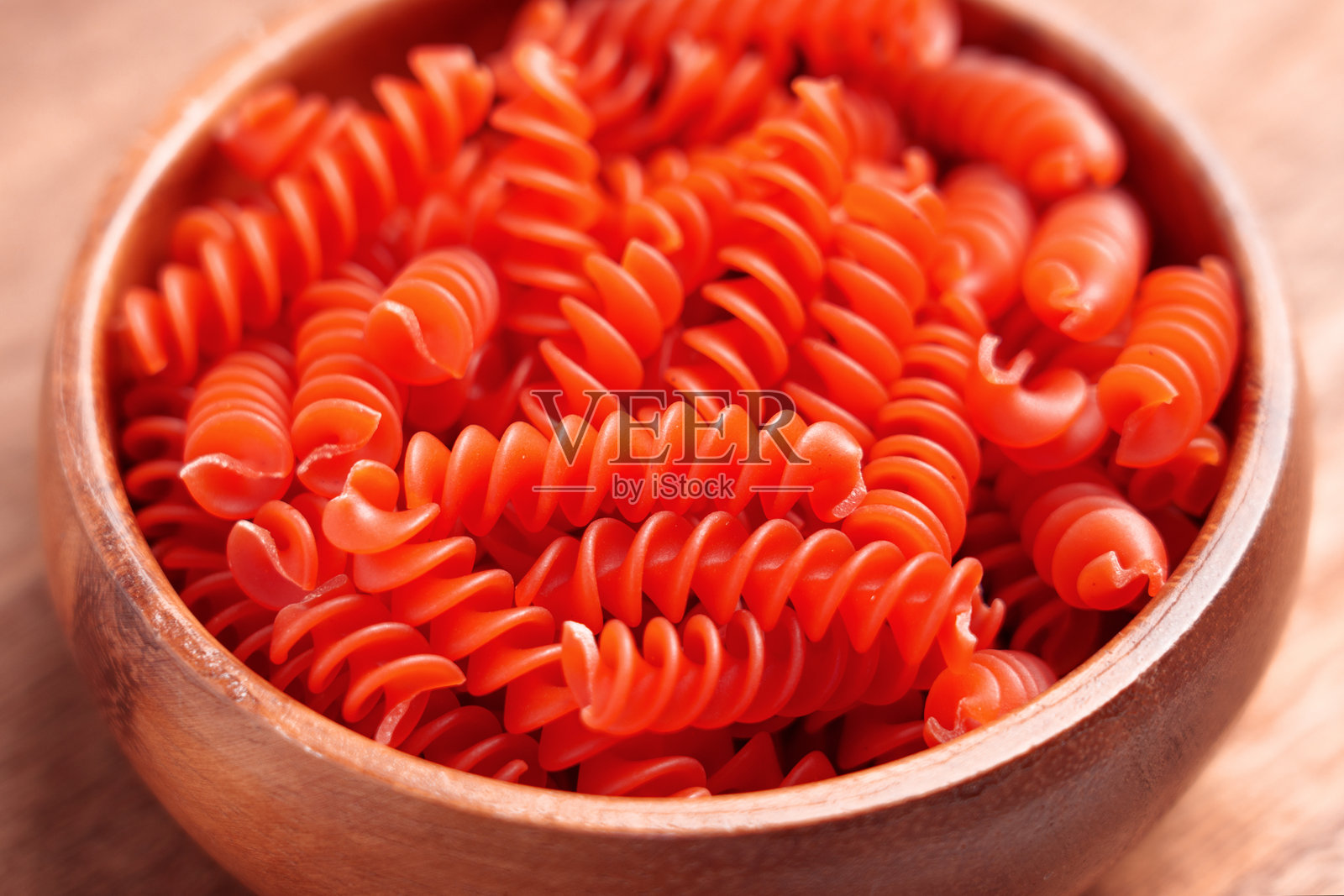 木碗中未煮过的、健康的、无麸质的红扁豆螺旋面照片摄影图片