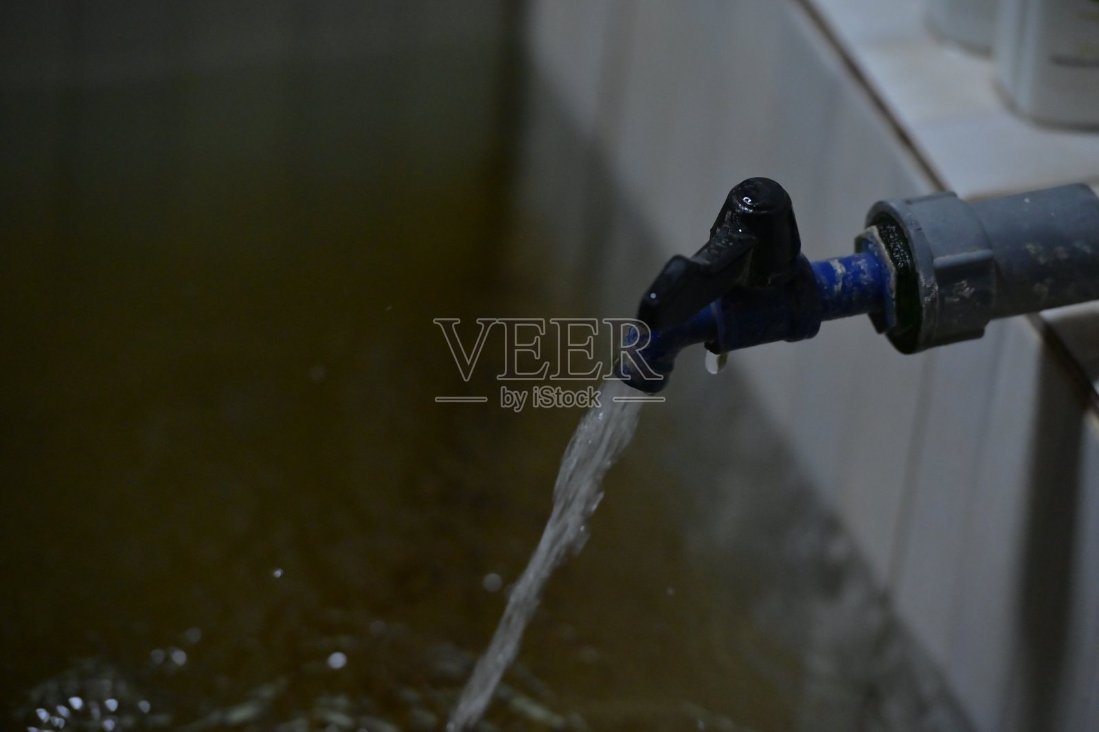 一个水龙头正在放水，准备注入浴缸照片摄影图片