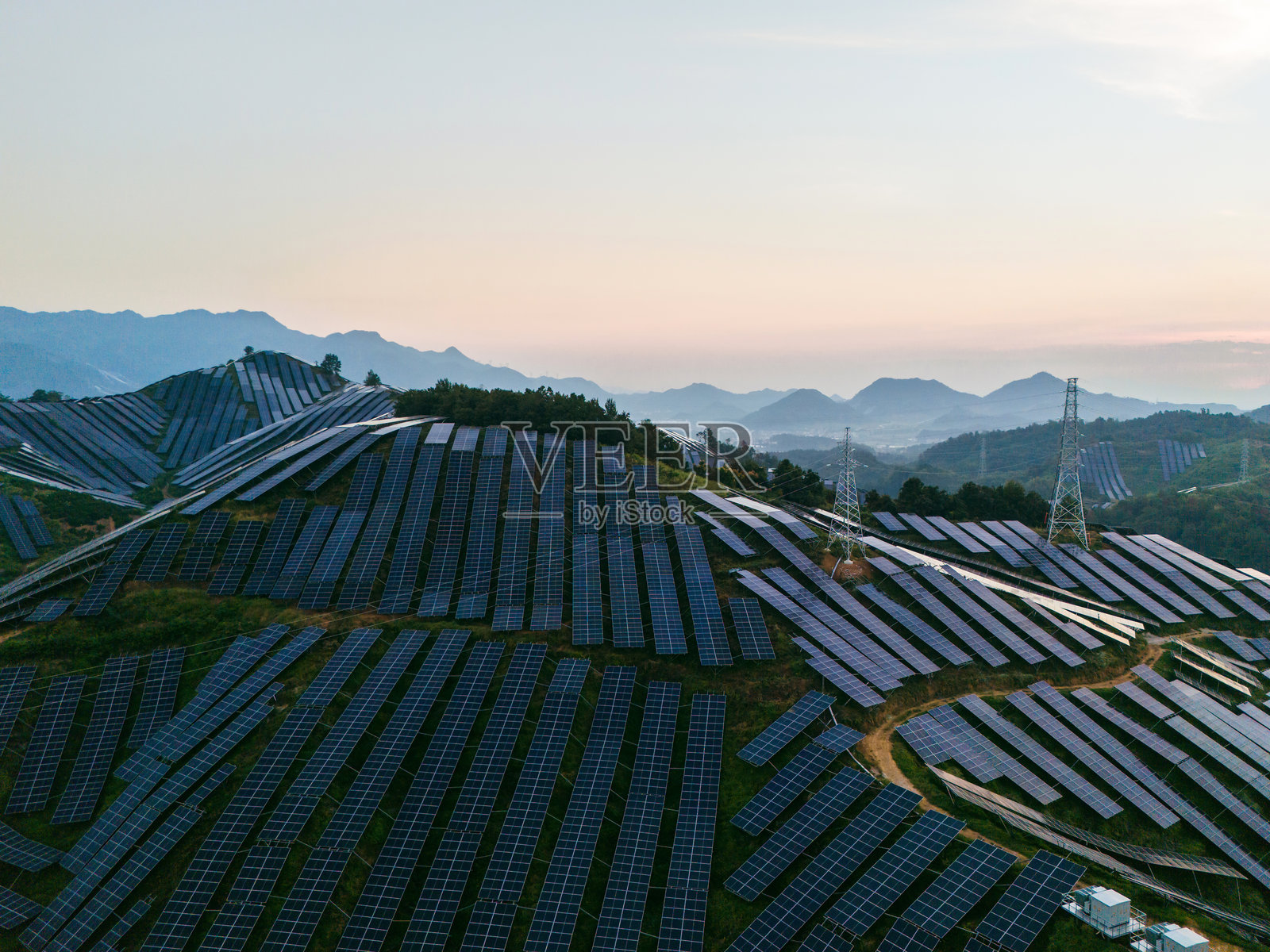 日落时分山坡上的太阳能电池板照片摄影图片