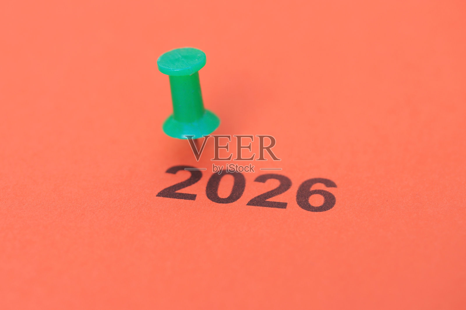 一枚图钉和一张写有2026字样的纸照片摄影图片