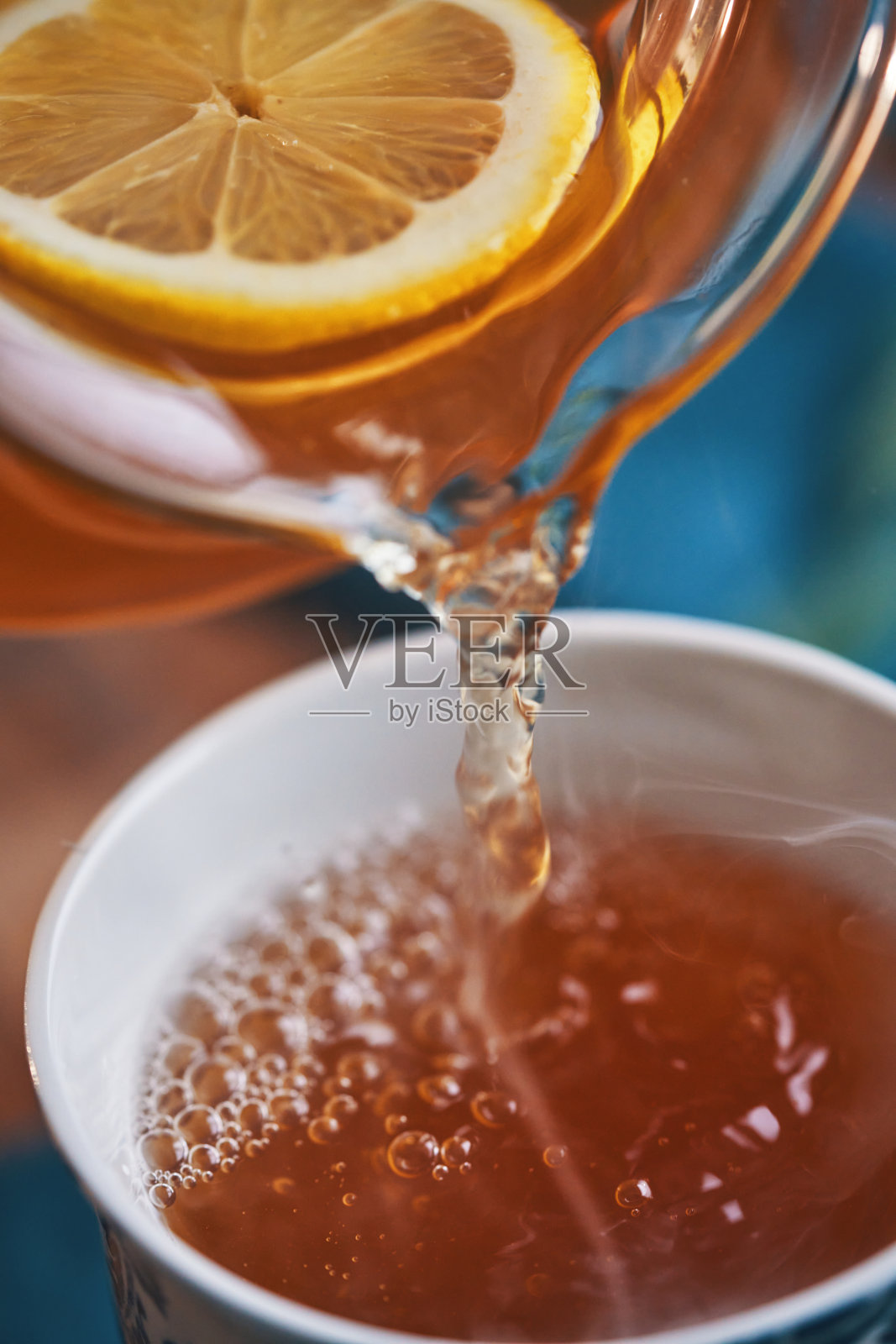 新鲜柠檬水果茶倒入杯中照片摄影图片