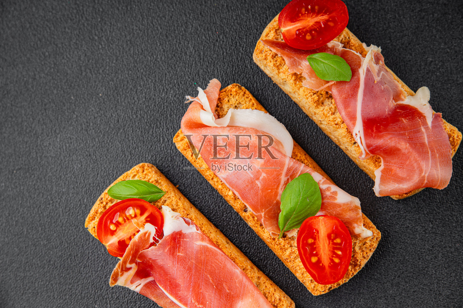 火腿布鲁斯凯塔 普罗sciutto 开胃菜 分份小吃 塔帕斯 菜肴 天然 美味小吃 新鲜 美味 美食 背景 桌面 乡村风格 俯视 复制空间照片摄影图片