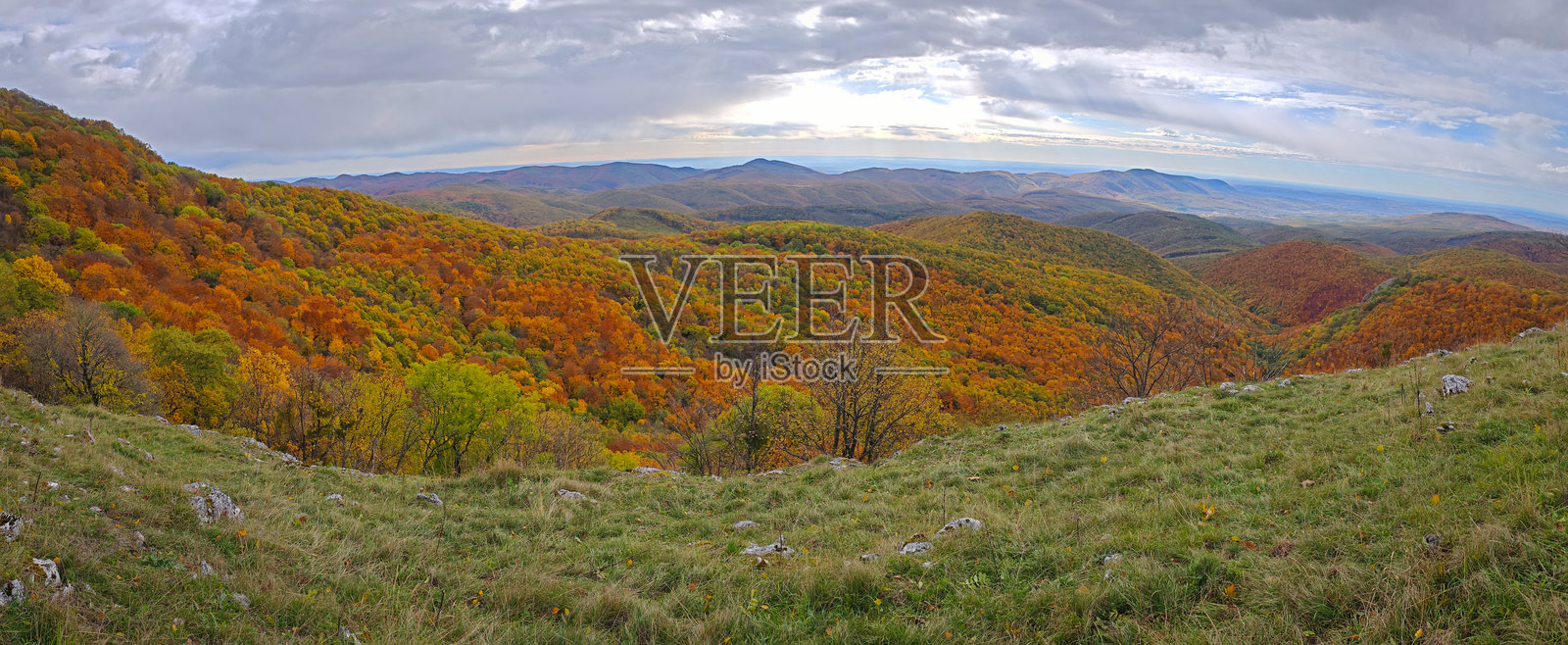 匈牙利布克山脉从西马科俯瞰的宽广秋季全景照片摄影图片