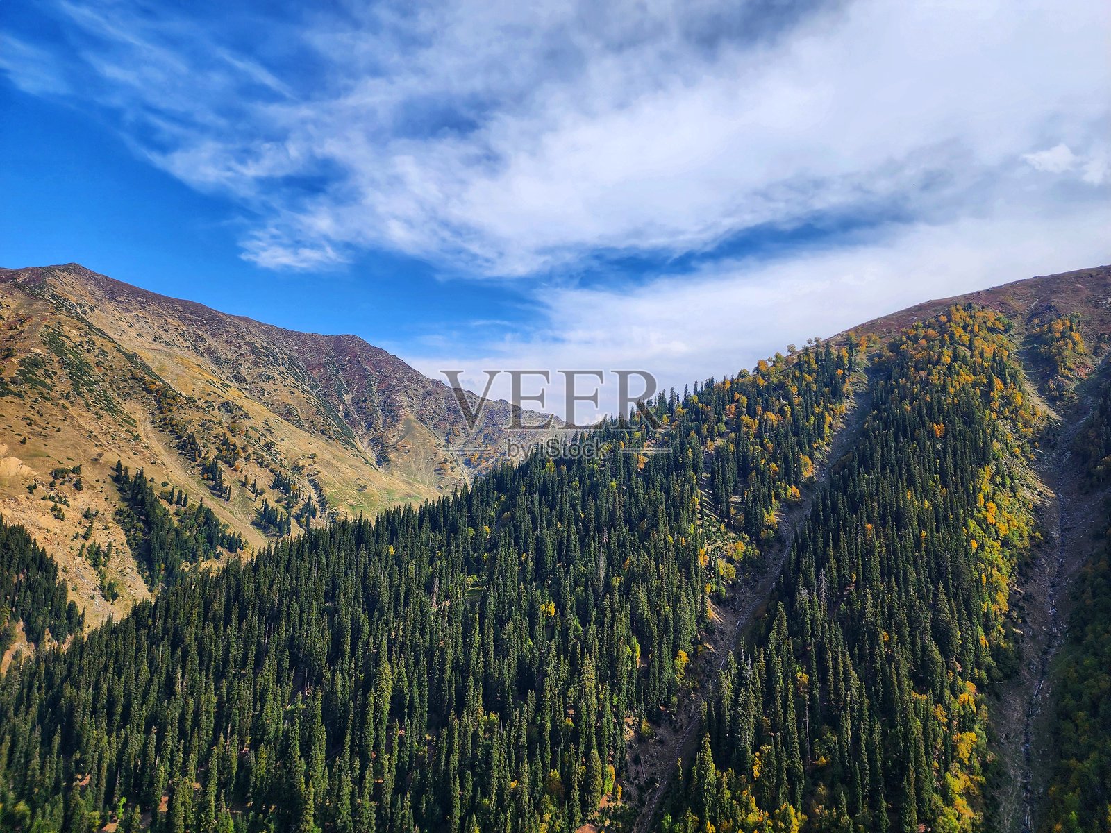 云雾缭绕的山峦照片摄影图片