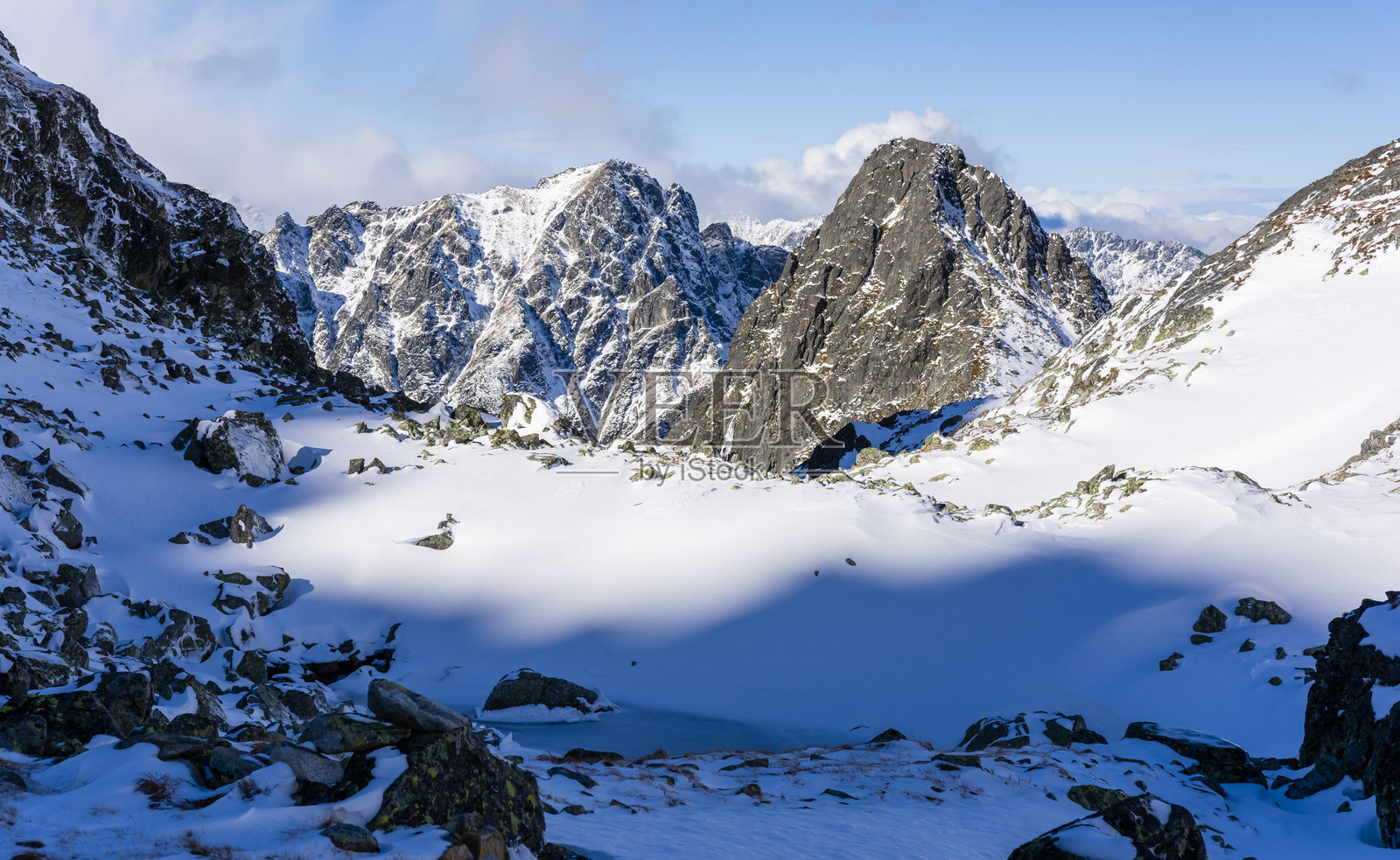 冬日伊始，群山披上美丽冬装。照片摄影图片