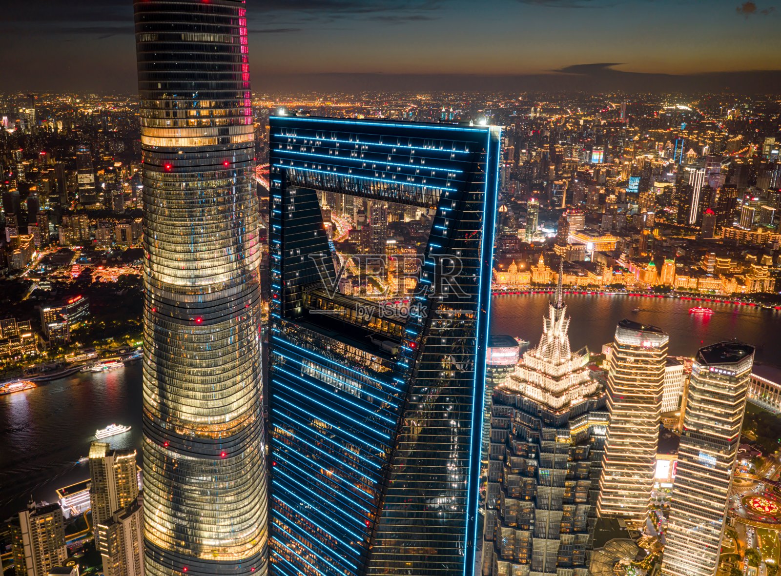 夜晚上海摩天大楼的航拍灯光秀照片摄影图片