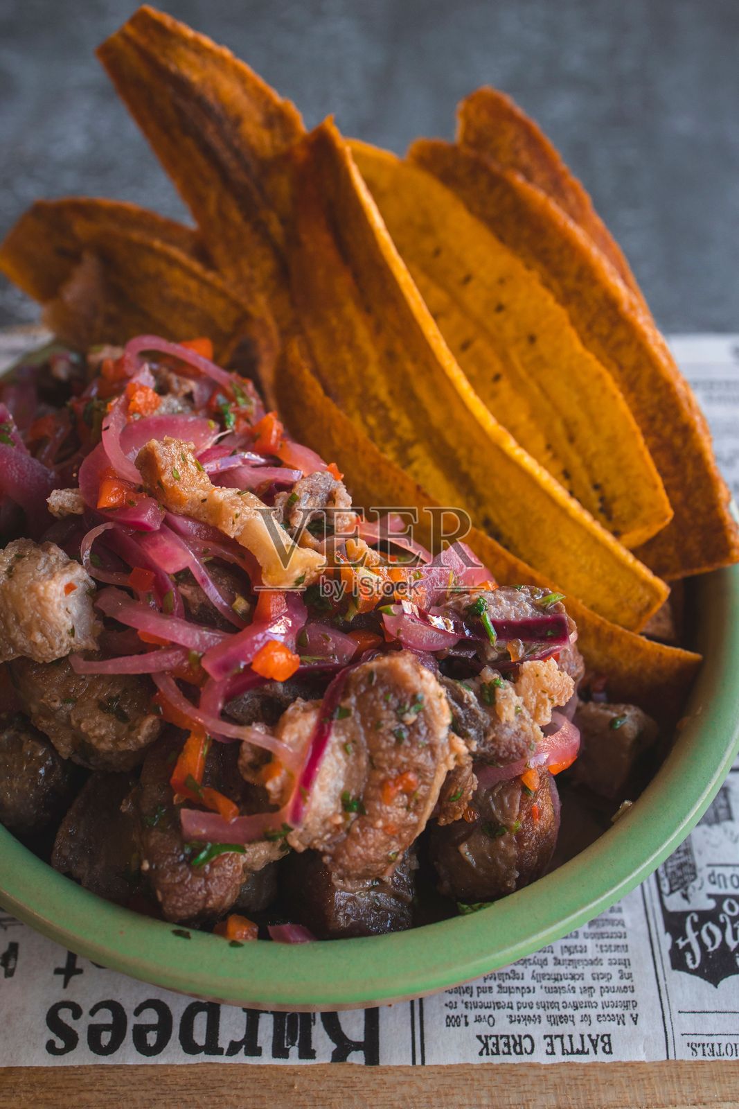 炸香蕉和猪肉菜肴照片摄影图片