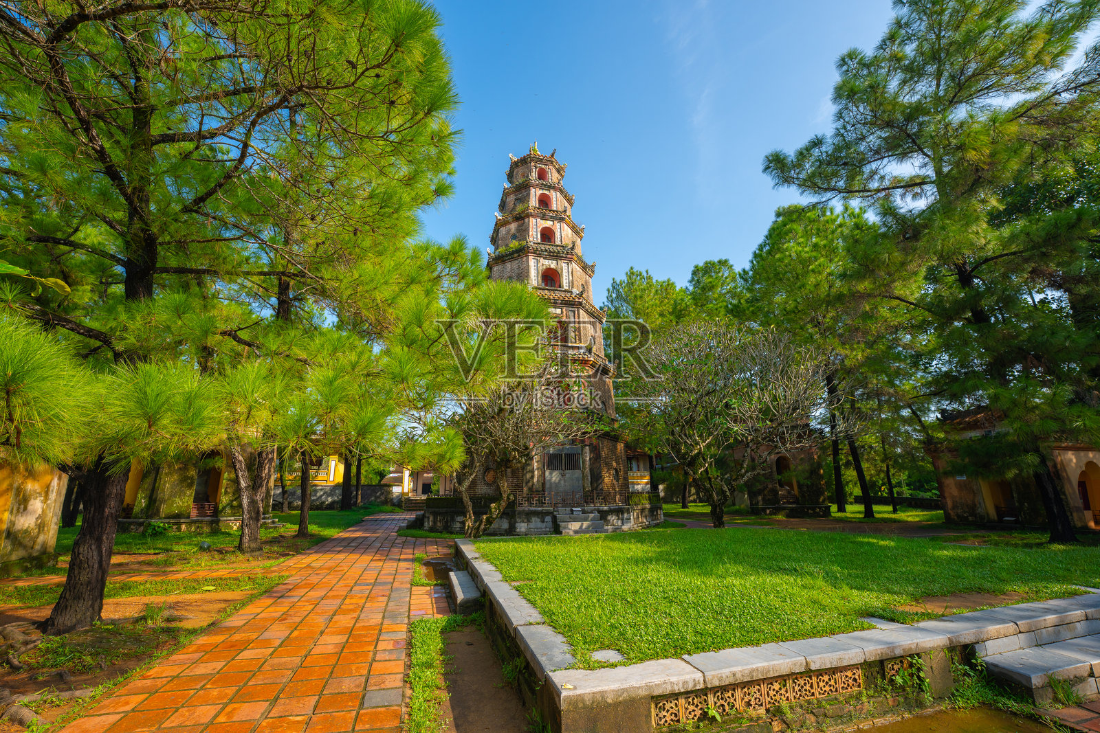 越南顺化天母寺福缘塔的鸟瞰图，这是顺化市的一座古老寺庙。照片摄影图片