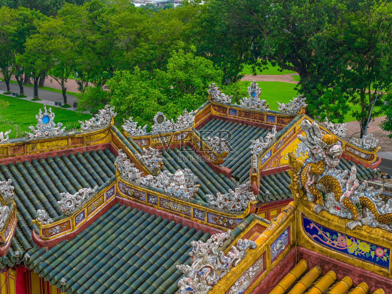 越南顺化皇城午门及顺化市远景的鸟瞰图。阮朝皇宫。照片摄影图片
