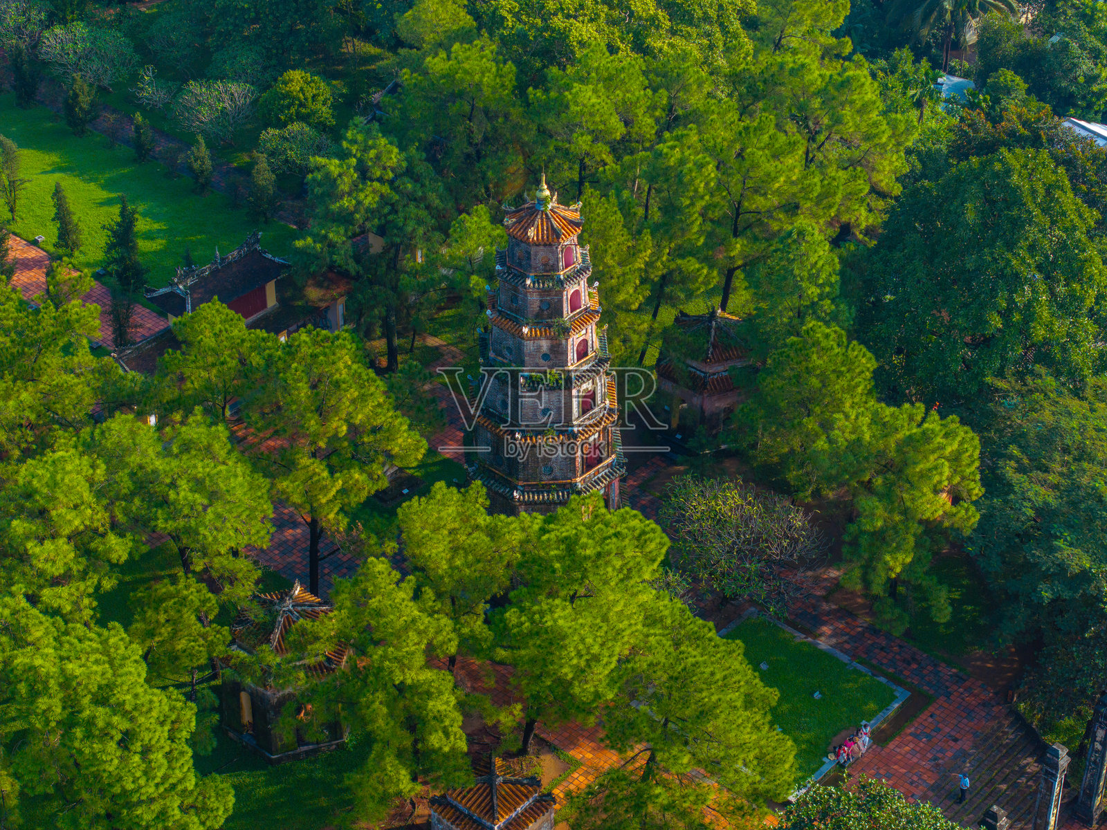 越南顺化天姥寺的鸟瞰图，它是顺化古城的一座古老寺庙。照片摄影图片