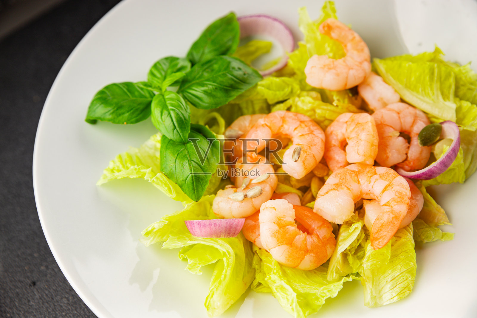 虾仁沙拉，美味的海鲜小吃，新鲜美味的精致美食，桌面背景，乡村风格俯视，有复制空间，适合生酮饮食、旧石器饮食、素食和鱼素饮食照片摄影图片