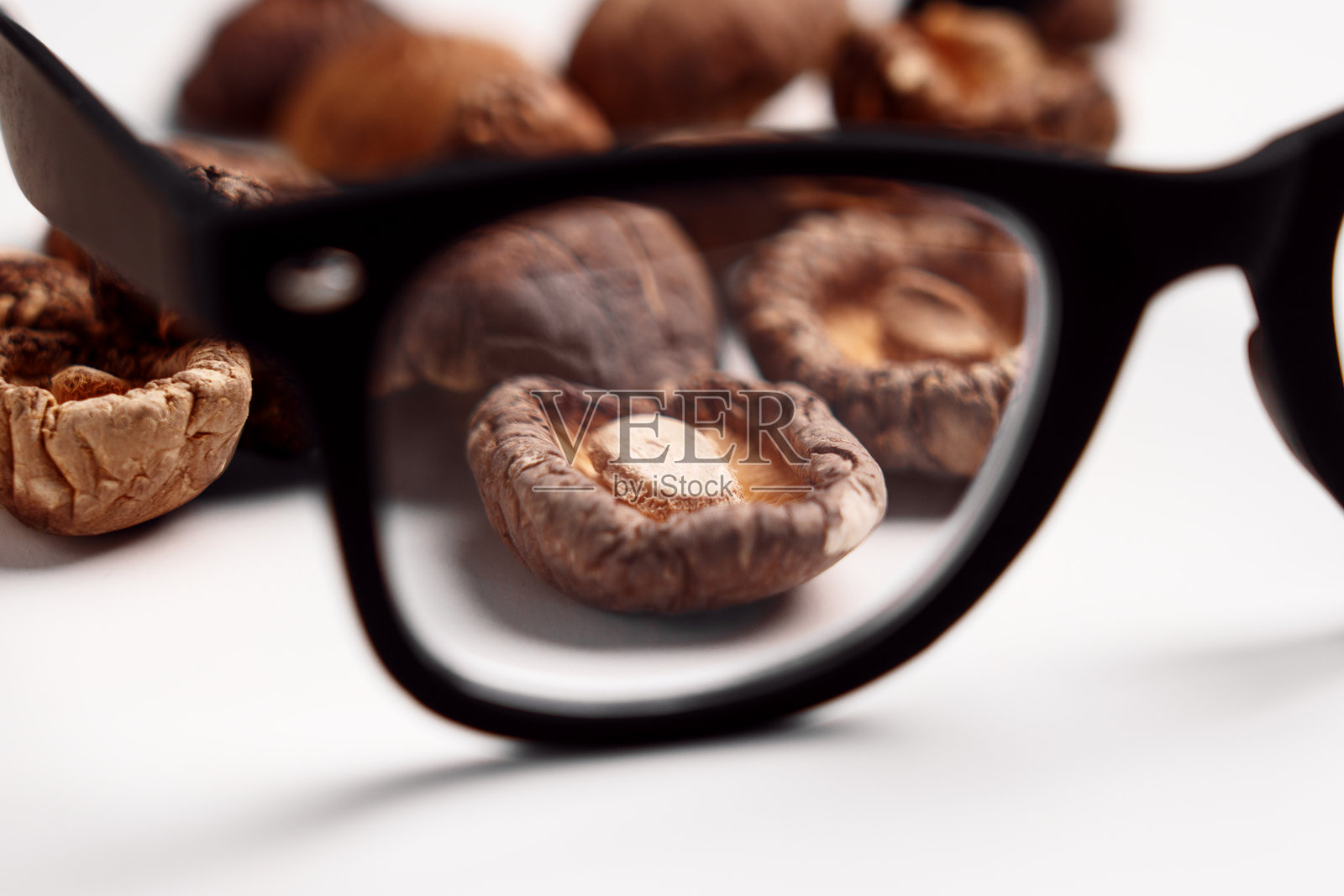 透过眼镜看到的干香菇照片摄影图片