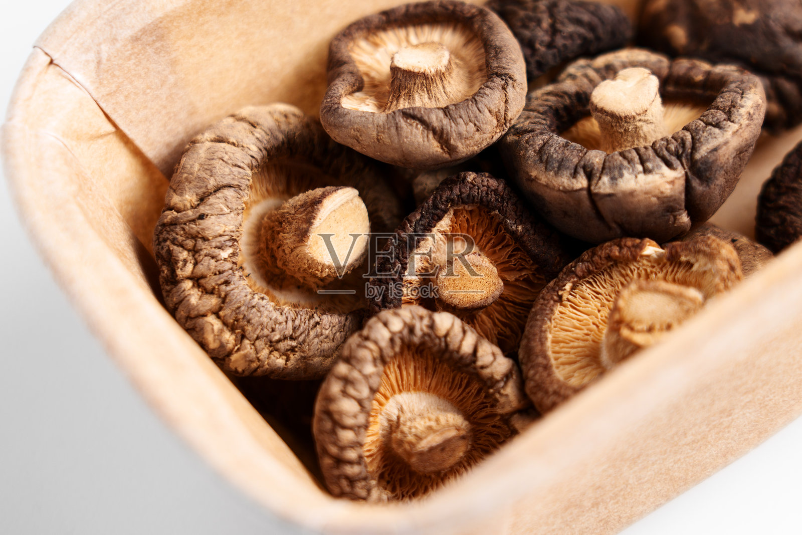 打开的纸包装里的干香菇照片摄影图片