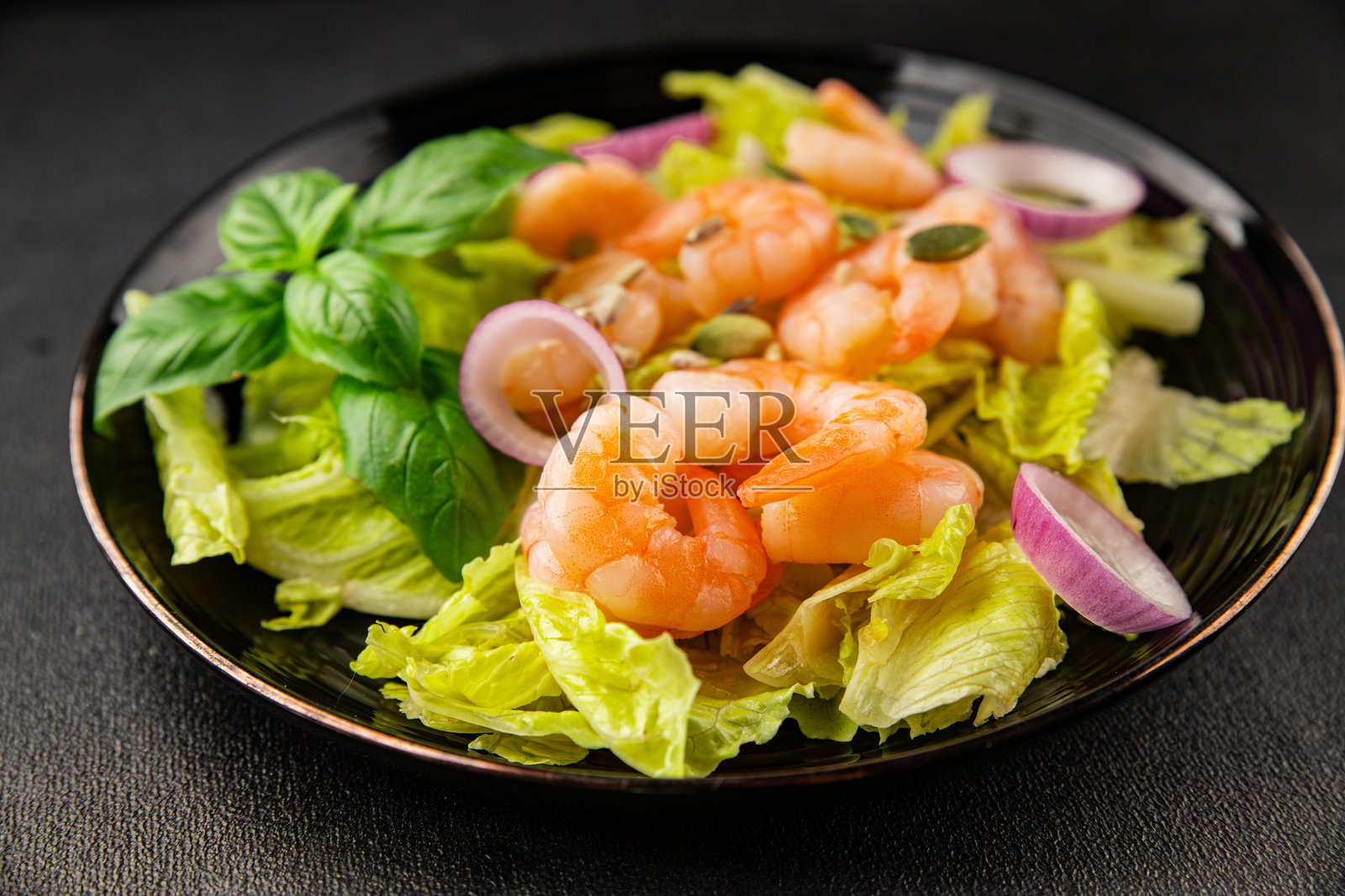 鲜美的虾仁沙拉，美味小吃，新鲜可口，美食背景，摆放在桌上，乡村风格，俯视角度，有复制空间，适合生酮和旧石器饮食，素食，鱼素饮食照片摄影图片