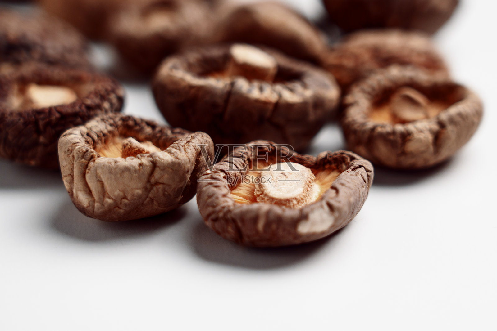 盘子里的干食用日本香菇照片摄影图片