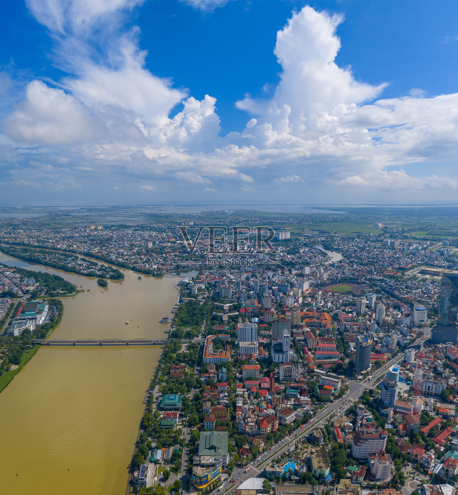 越南顺化市的鸟瞰图，香江上有许多桥梁，附近有阮朝皇城。照片摄影图片
