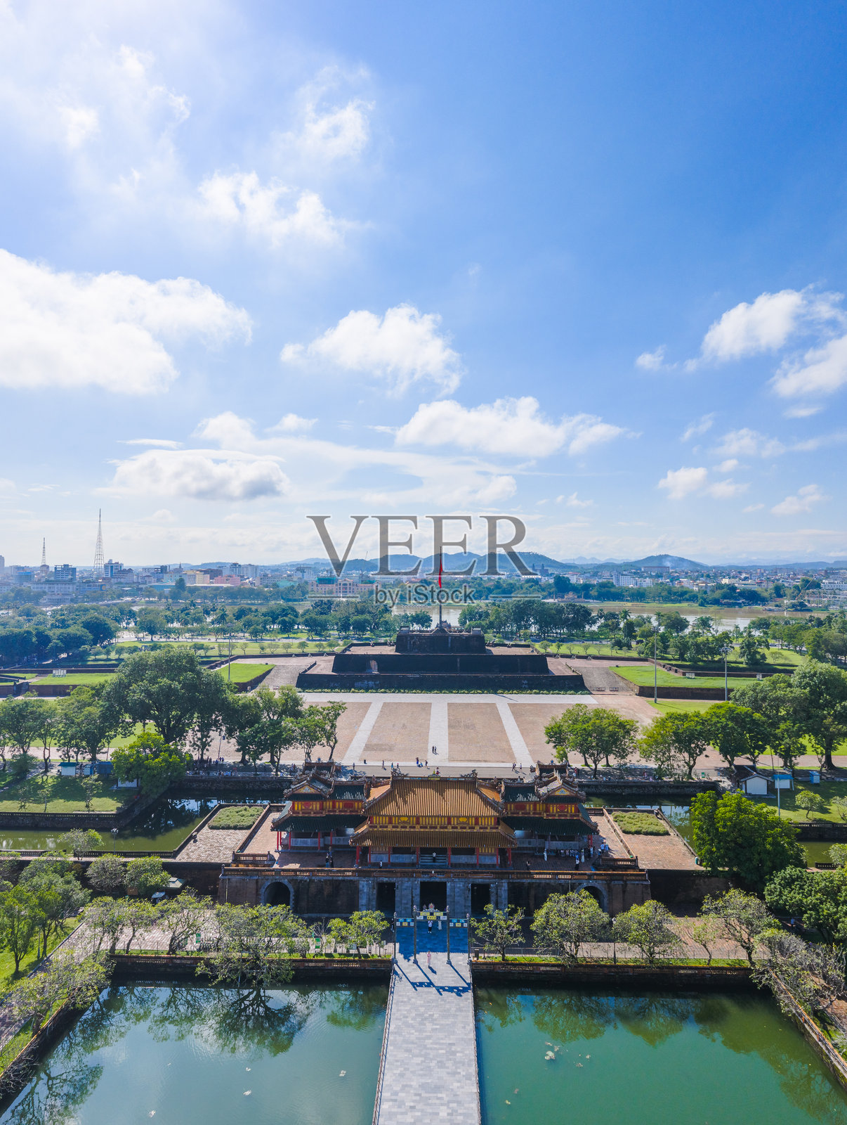越南顺化皇城午门空中俯瞰图，背景为顺化市景。阮朝皇宫。照片摄影图片