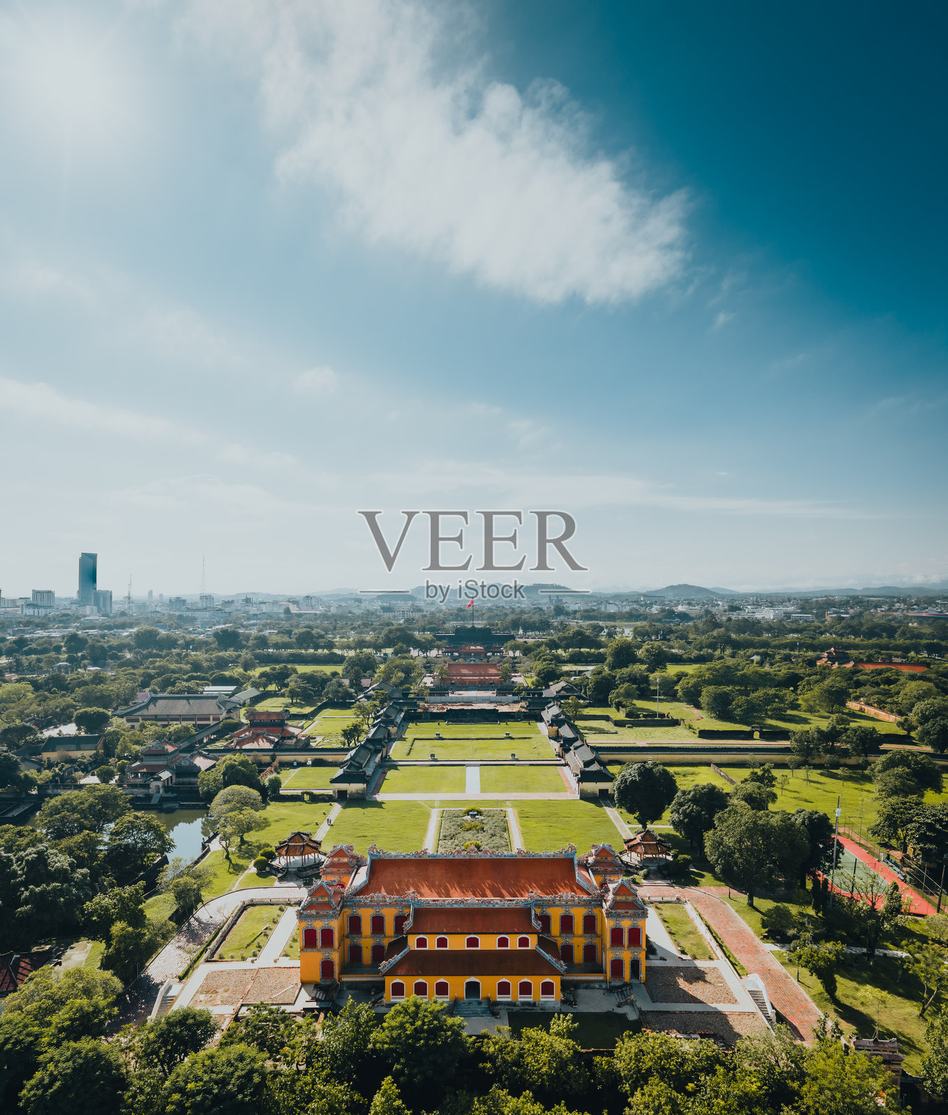 越南顺化皇城启定宫鸟瞰图，背景为顺化市。阮朝皇宫。照片摄影图片