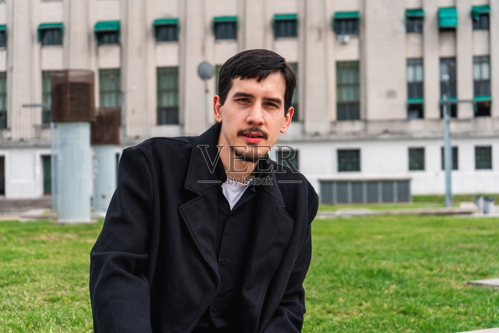 年轻的成年男子在户外看向镜头照片摄影图片