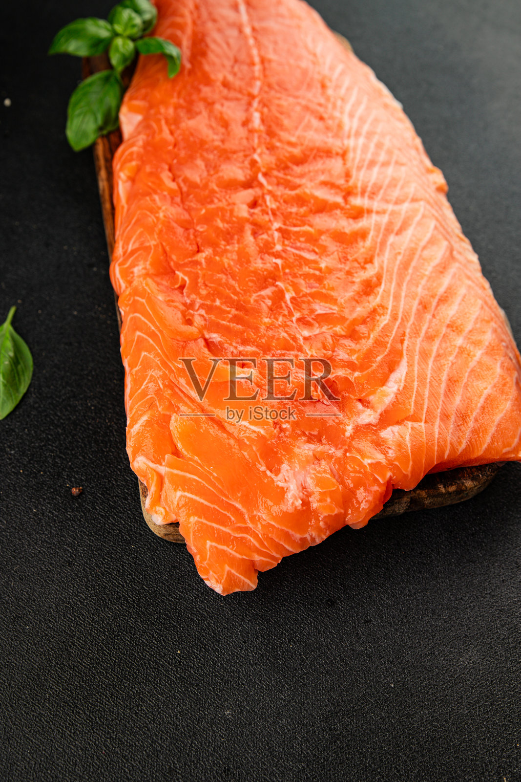 新鲜的生三文鱼柳，红色的鱼肉，海鲜美食，天然美味的小吃，摆放在质朴的餐桌上，俯视角度，留有复制空间，适合鱼素者饮食。照片摄影图片