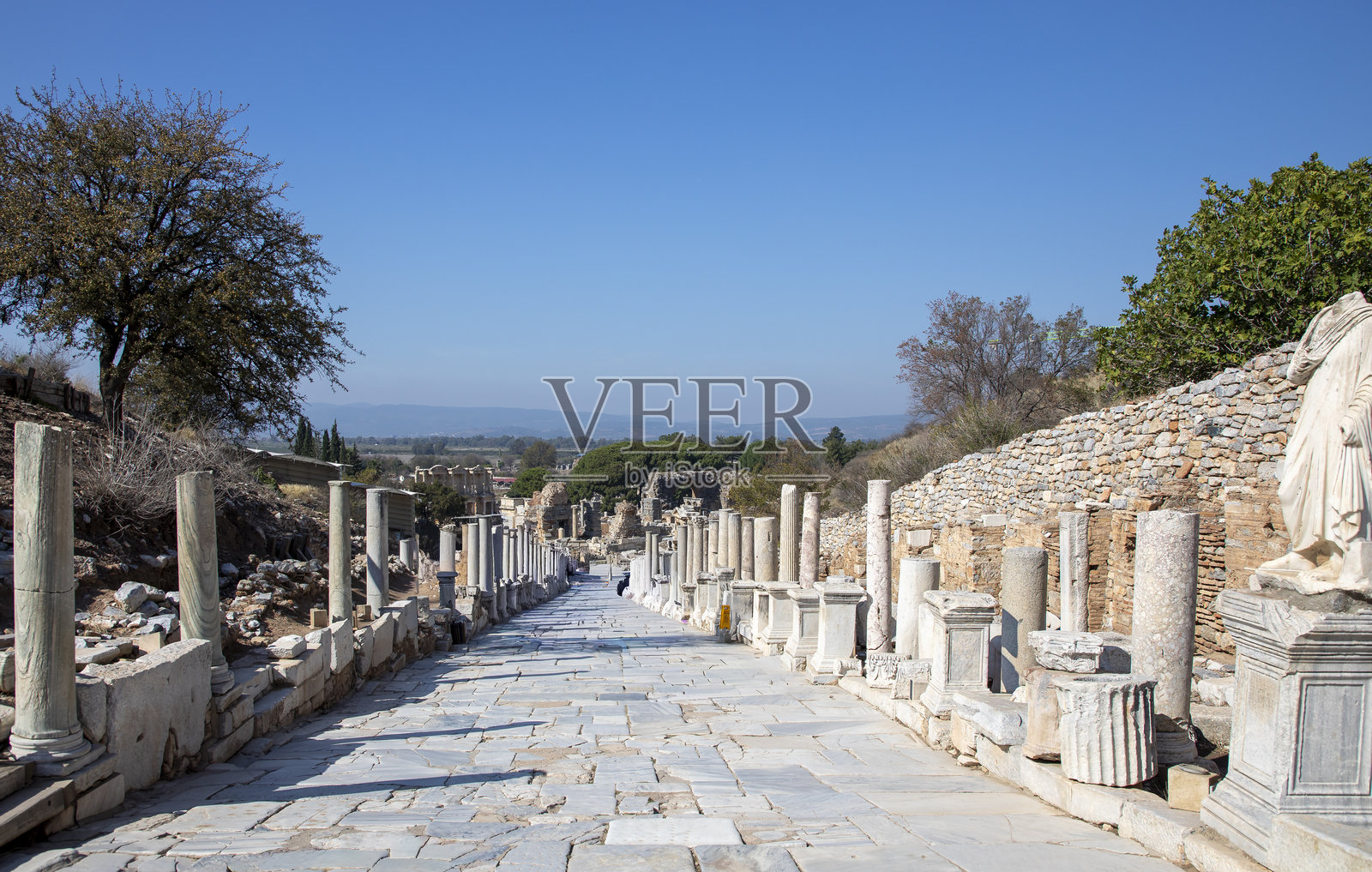 在以弗所古迹中漫步照片摄影图片