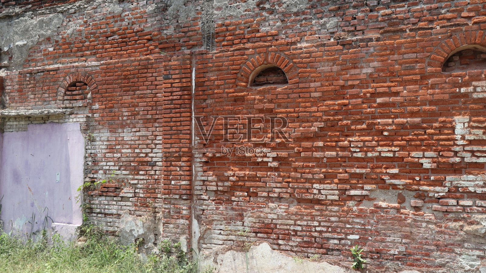 古老的砖墙因砂浆剥落和砖块褪色而显露出岁月的痕迹和风化的迹象照片摄影图片