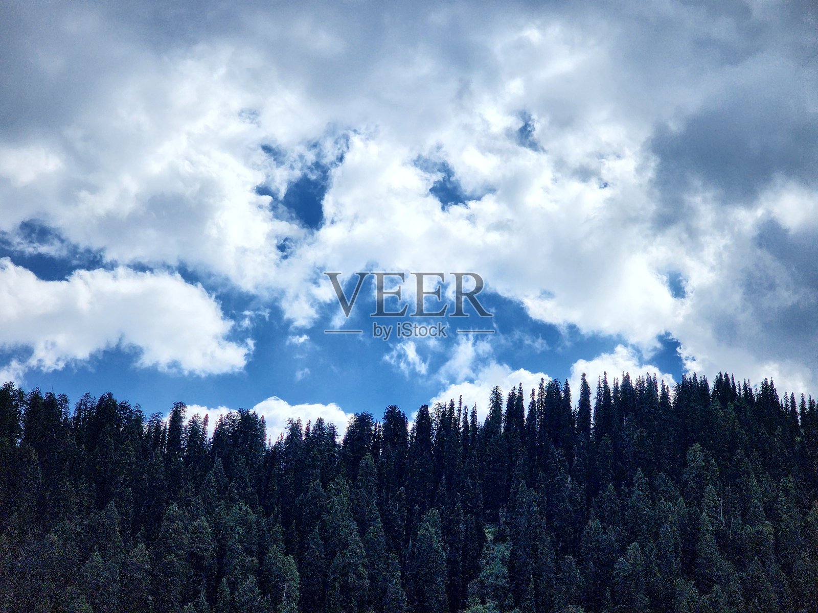 云雾缭绕的山脉照片摄影图片