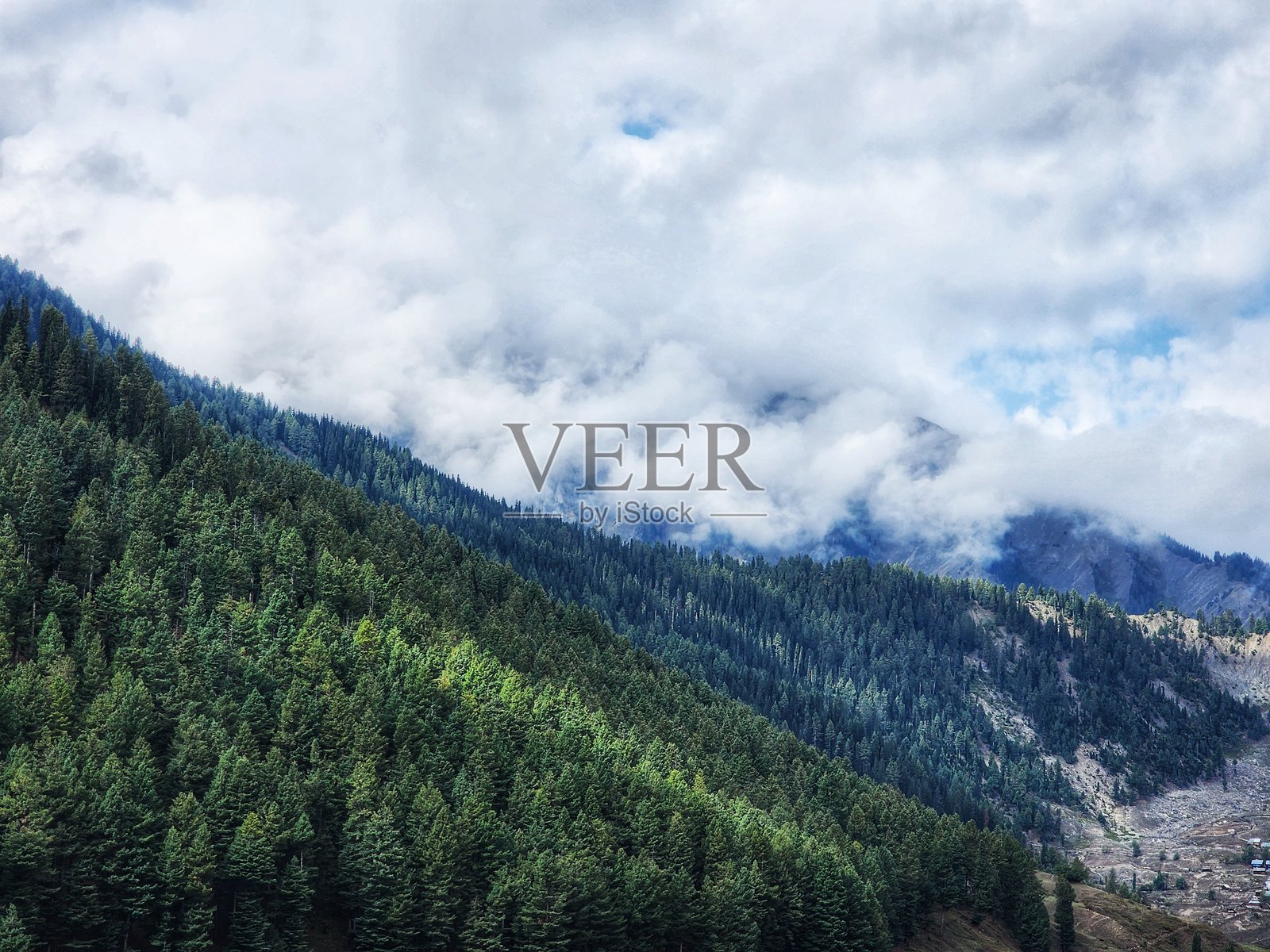 云雾缭绕的山峦照片摄影图片