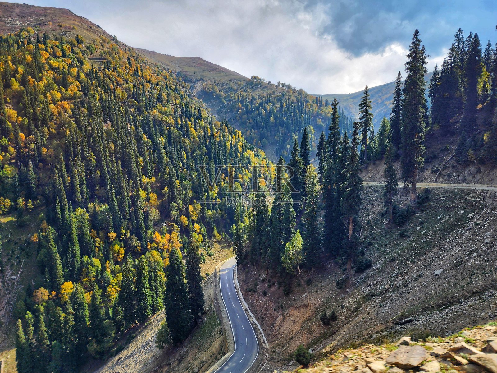 云雾缭绕的山峦照片摄影图片