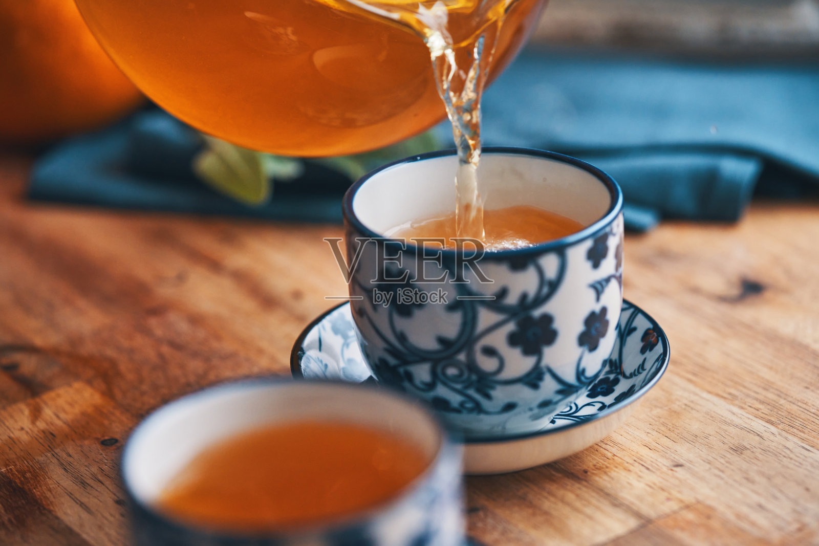 新鲜柠檬水果茶倒入杯中照片摄影图片