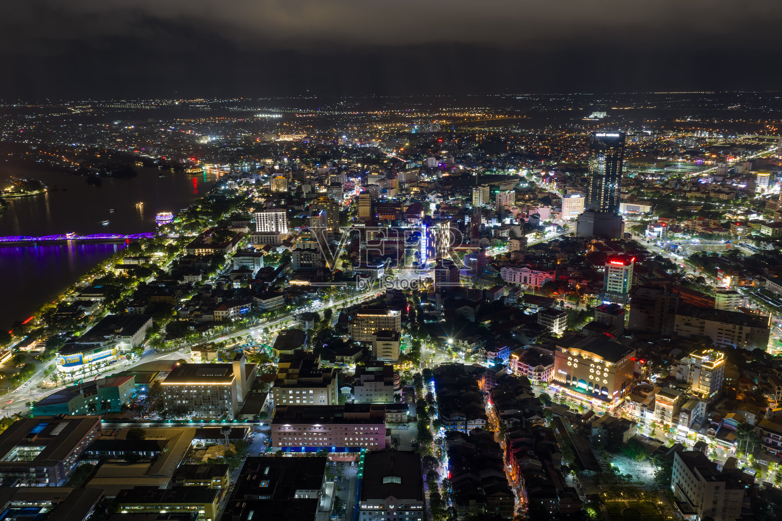 越南顺化市航拍图。香河上有许多桥梁，附近有阮朝皇城。照片摄影图片