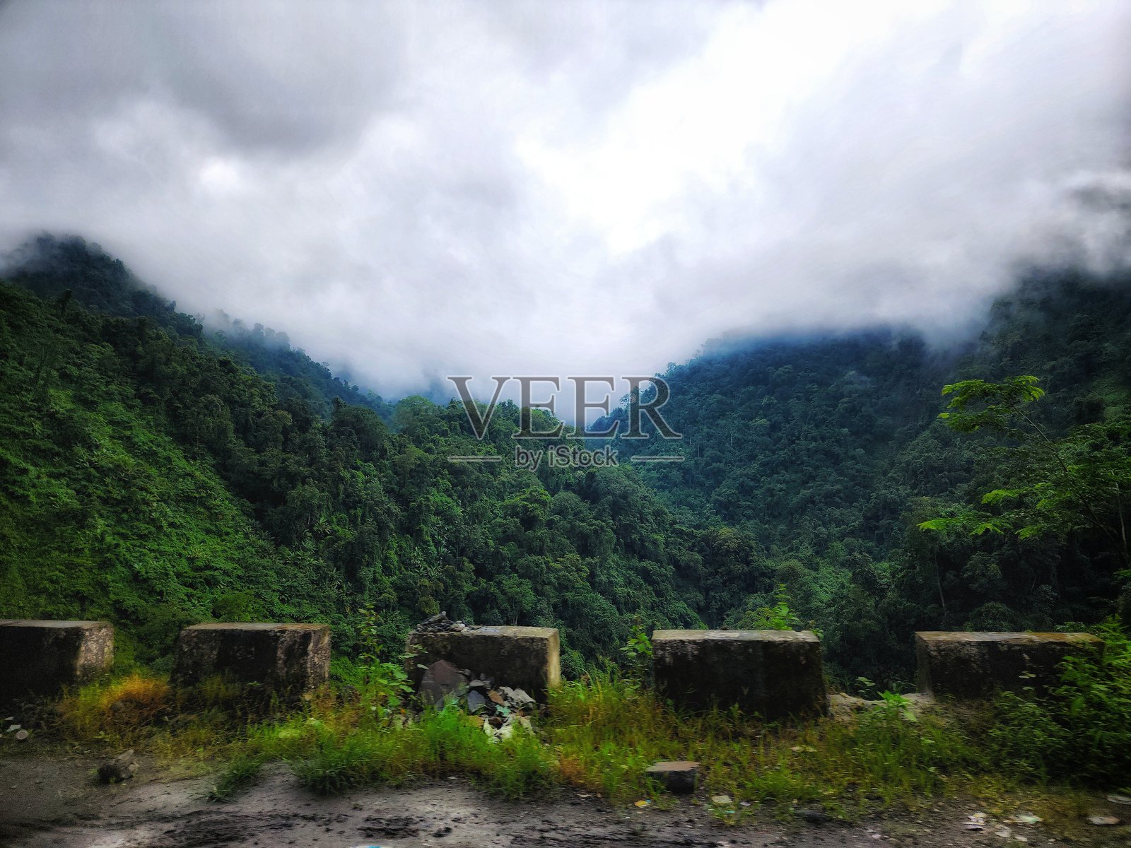 云雾缭绕的葱郁群山照片摄影图片