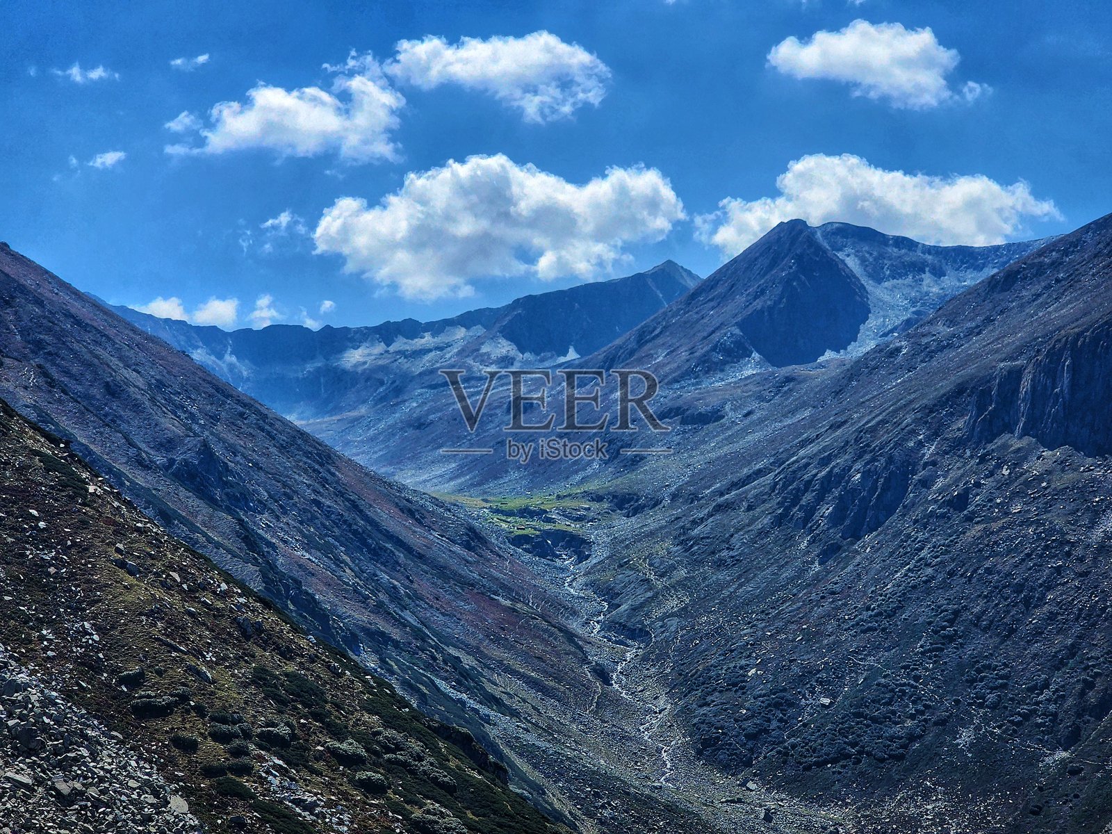 云雾缭绕的山峦照片摄影图片