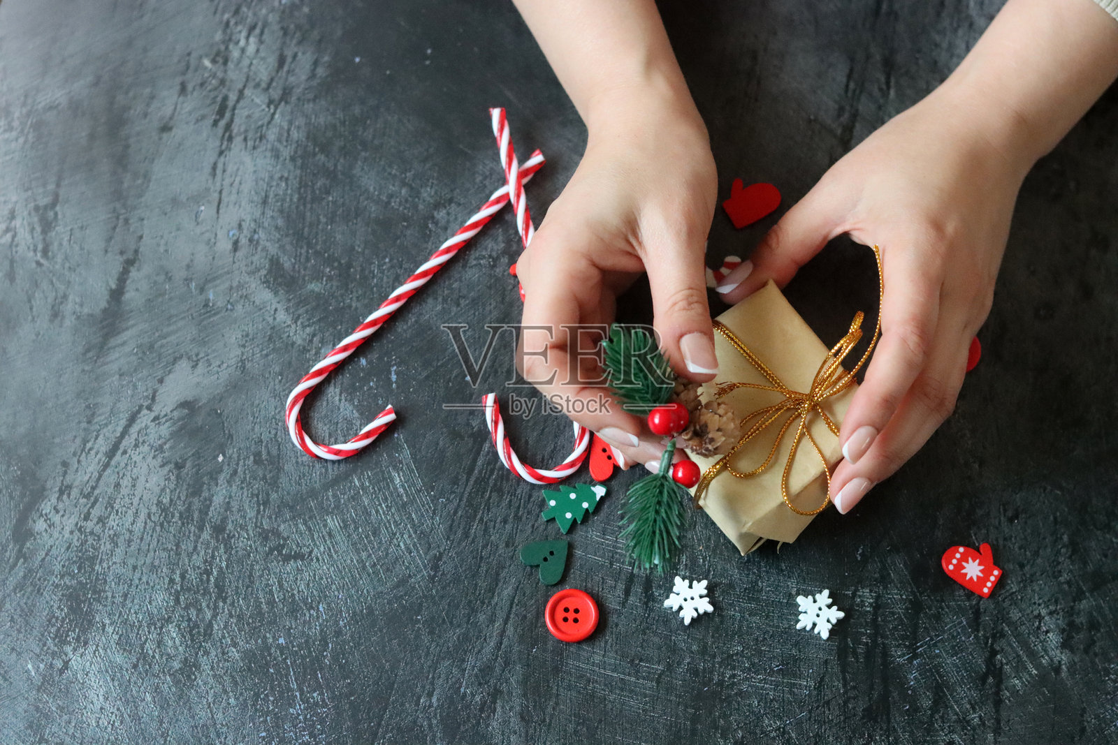 女人在包装礼物。圣诞节和新年背景。照片摄影图片
