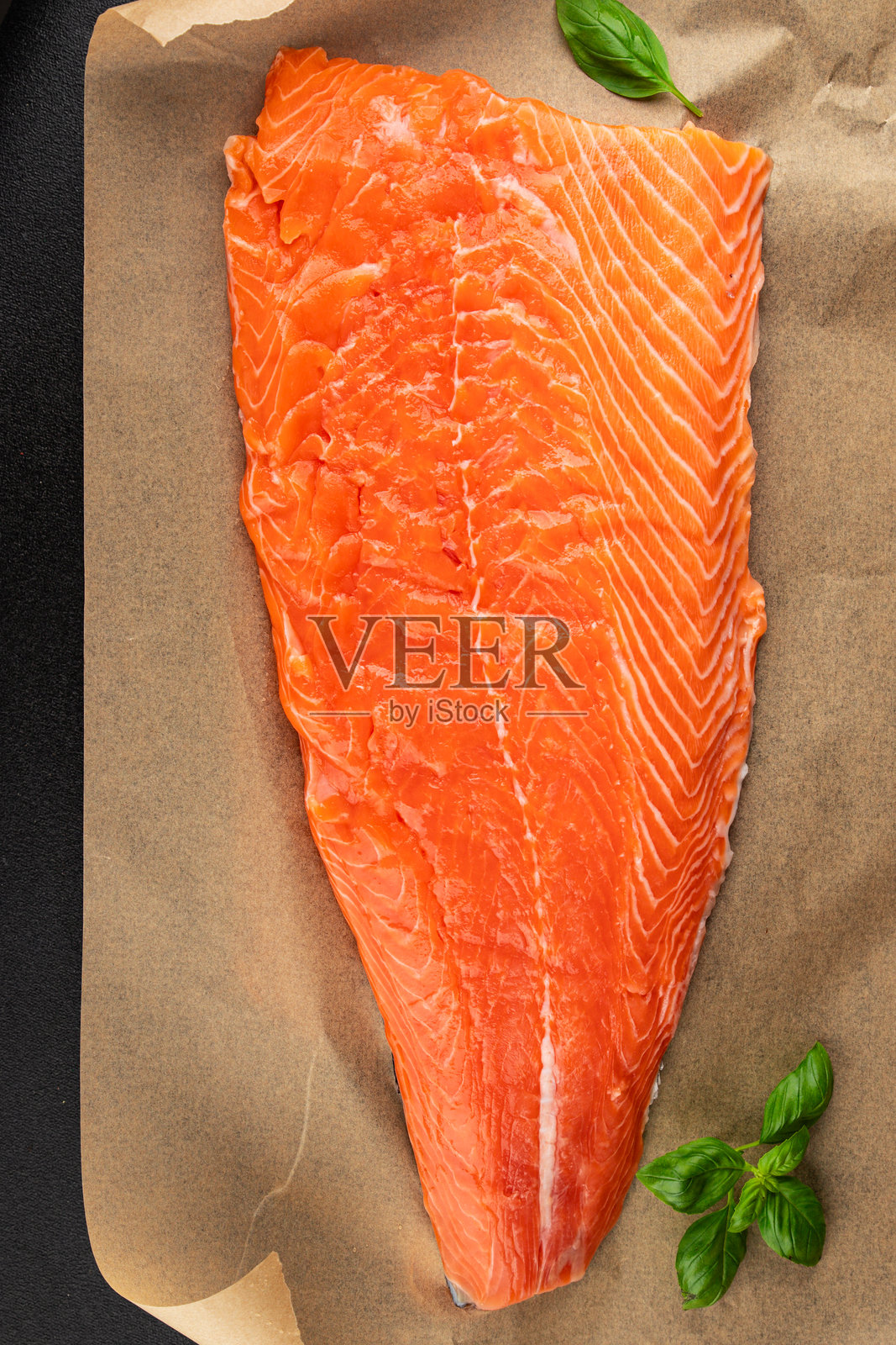 新鲜的生三文鱼柳，红色的鱼肉，海鲜美食，天然美味小吃，餐桌上的美食背景，质朴风格，俯视视角，留有复制空间，适合鱼素者饮食照片摄影图片