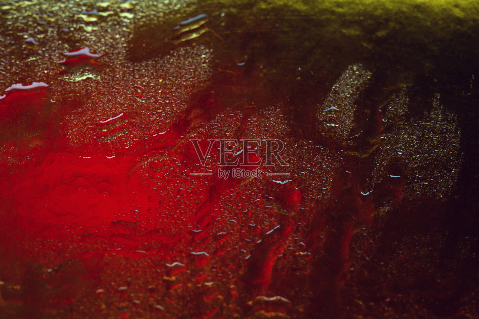 彩色纹理。带有渐变的湿润抽象纹理。带有水滴的抽象背景。选择性聚焦。照片摄影图片