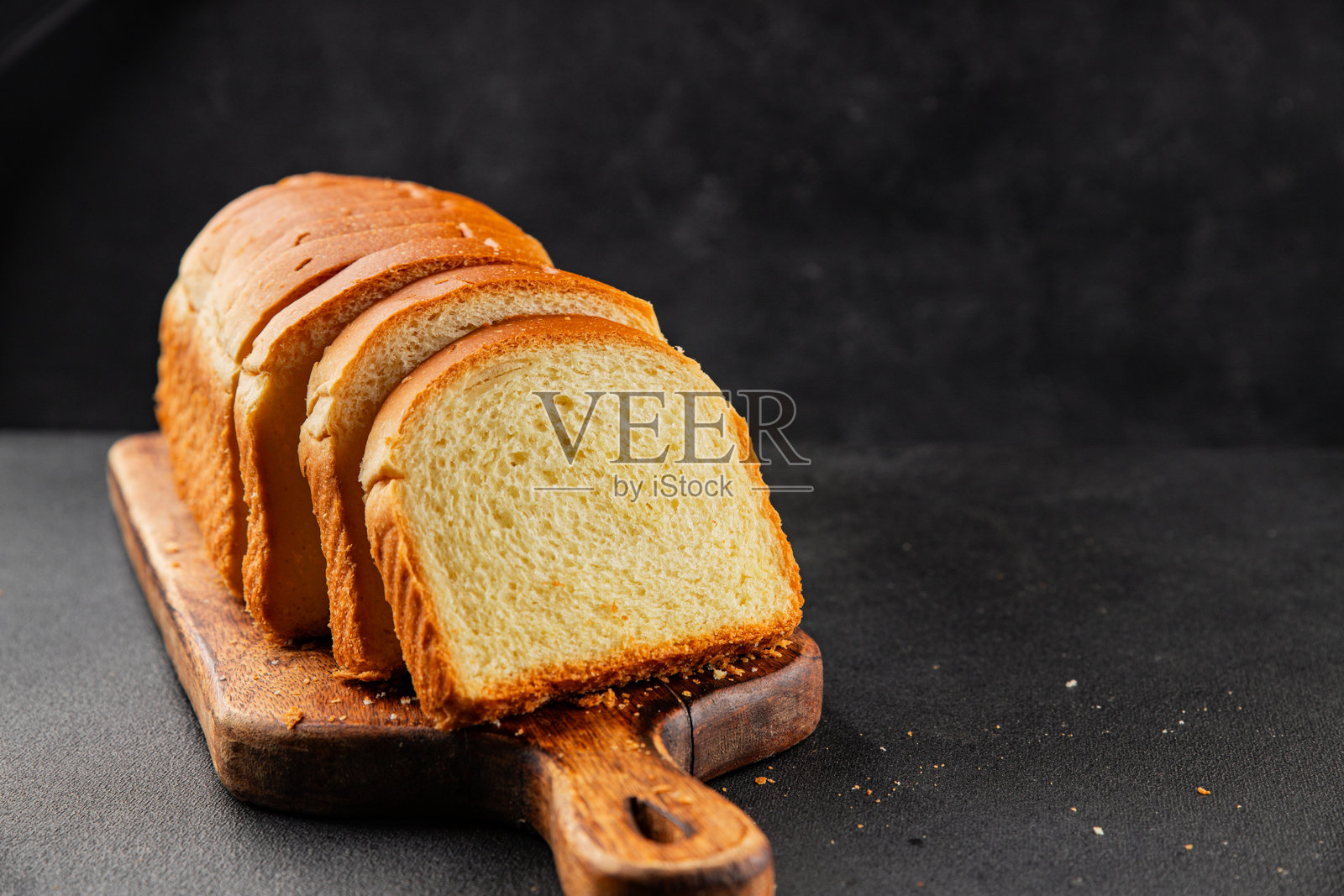 布里欧修面包片 烘焙 糕点 天然产品 美味零食 新鲜 美味 美食 背景 在桌子上 乡村风格 俯视 复制空间照片摄影图片
