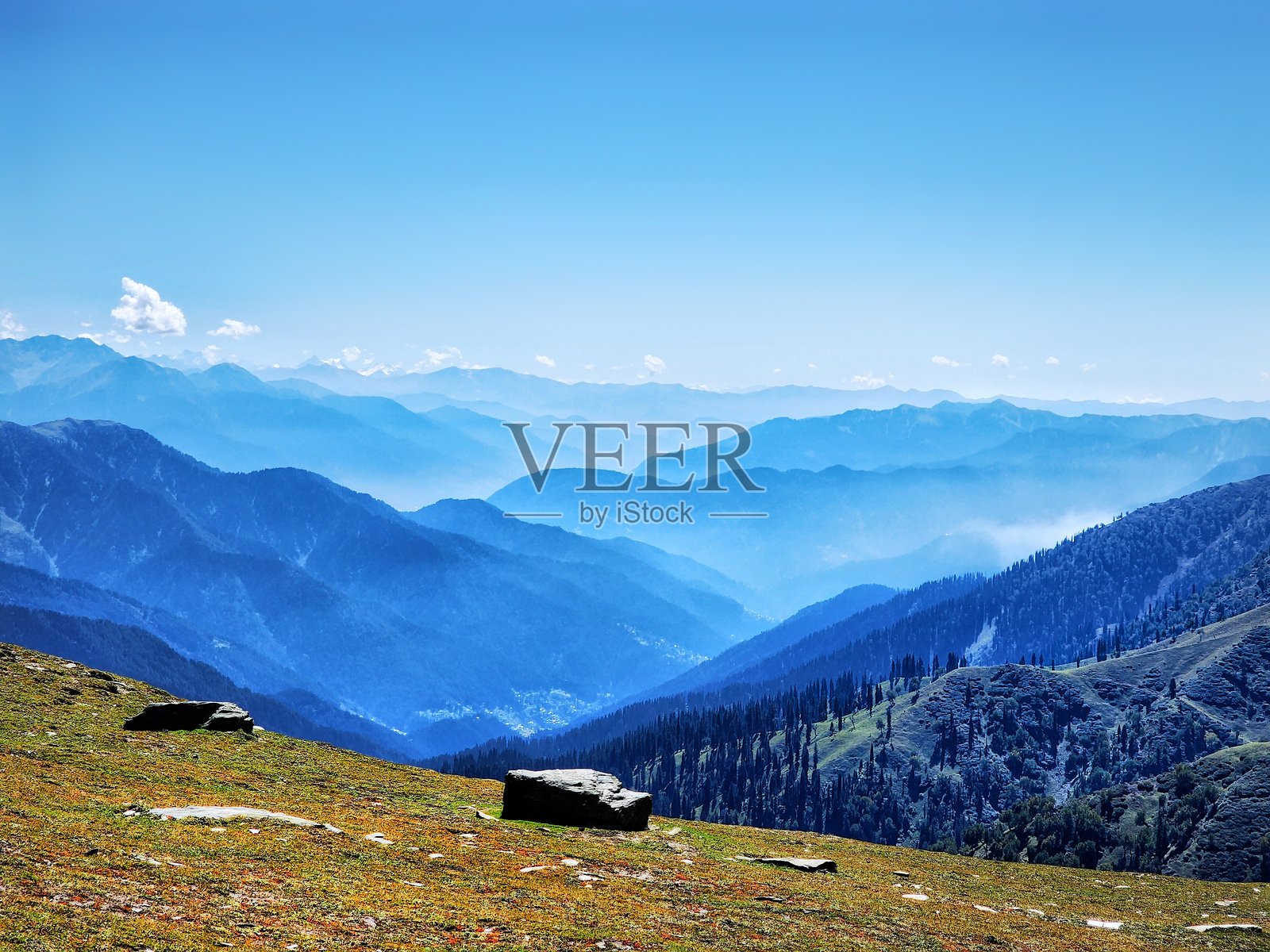 云雾缭绕的山峦照片摄影图片