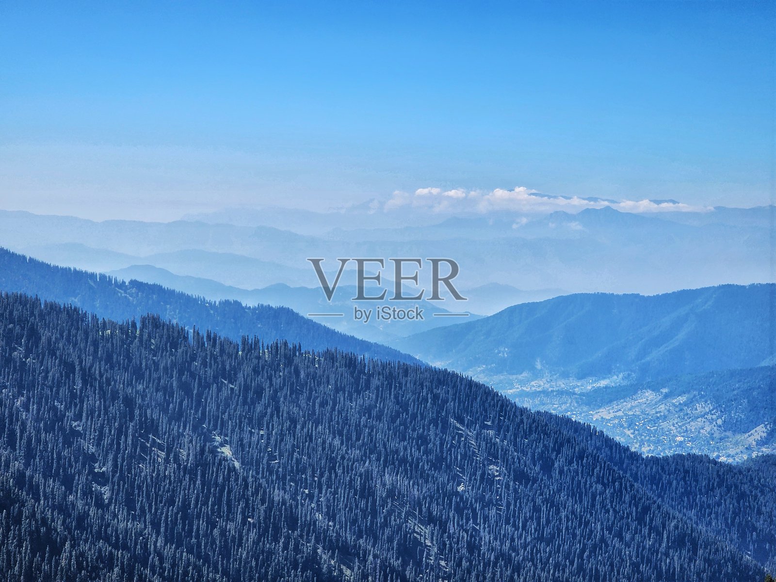 云雾缭绕的山峦照片摄影图片