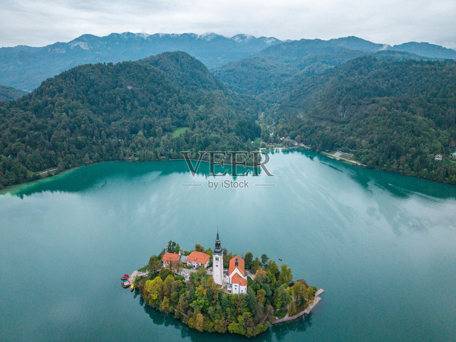 从空中俯瞰布莱德湖上的岛屿教堂照片摄影图片