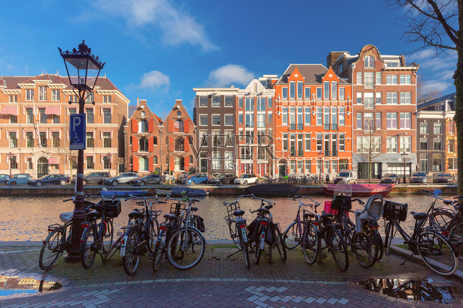 荷兰阿姆斯特丹运河旁的自行车照片摄影图片