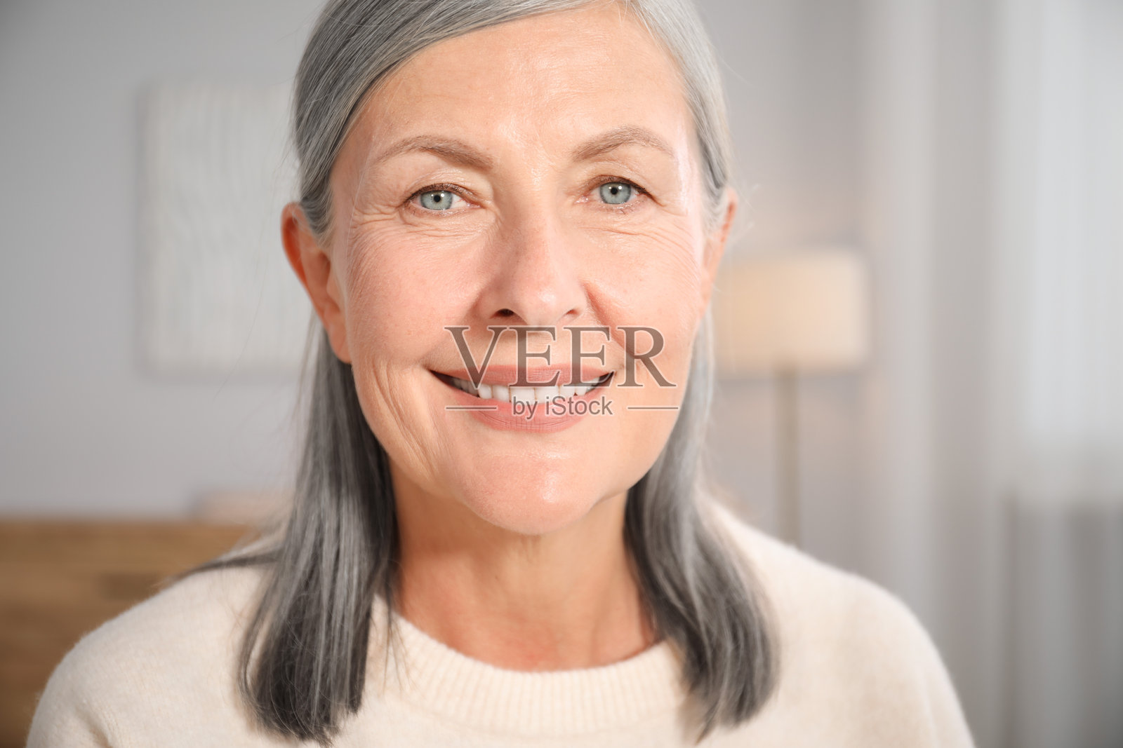 优雅的年长女性居家肖像照片摄影图片