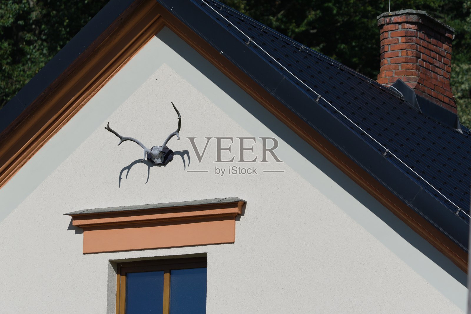 安装在房屋山墙上的鹿角装饰照片摄影图片