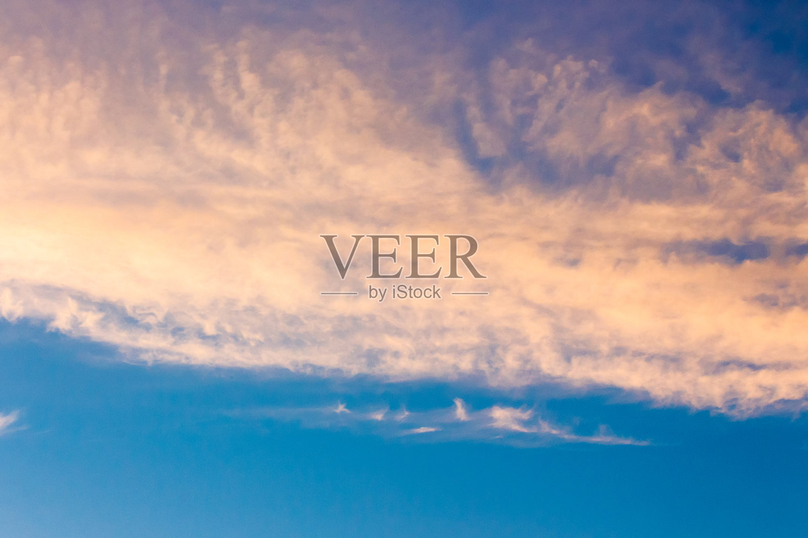 日落时分，蓝天上的橙色云彩照片摄影图片