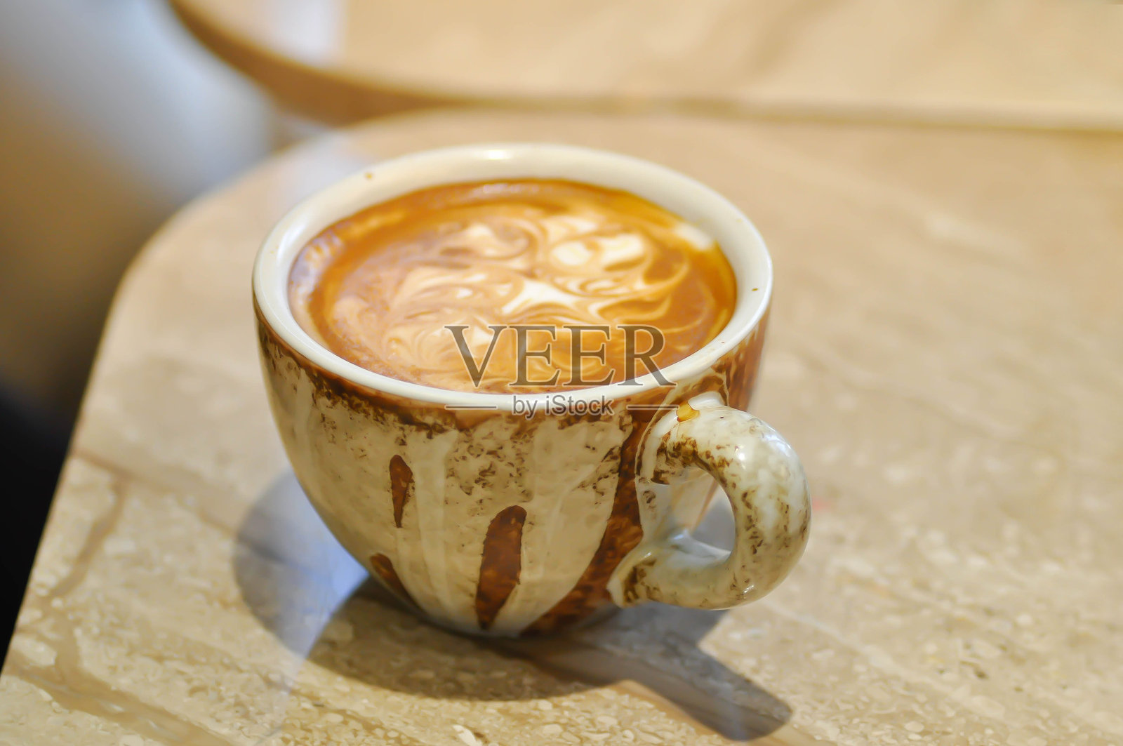 热咖啡，卡布奇诺咖啡、拿铁咖啡或澳白咖啡照片摄影图片