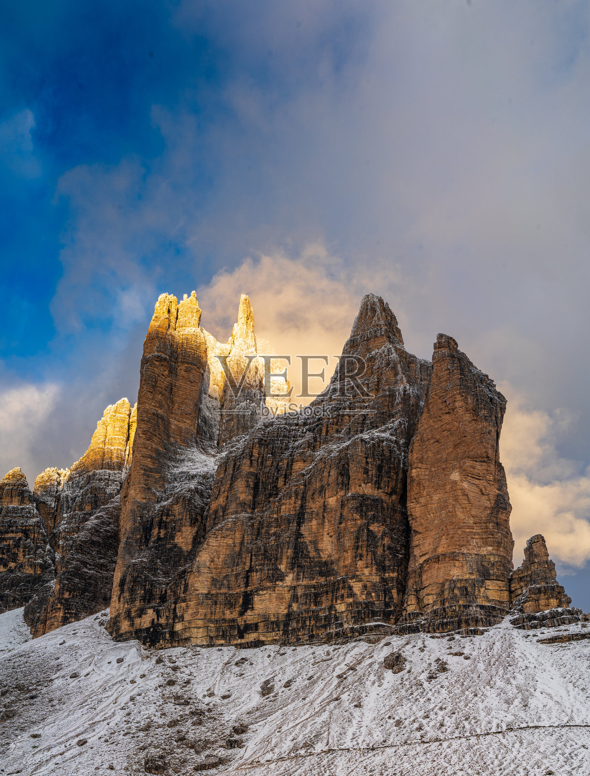 日出日落时分，在绝美的光线下捕捉到的三尖峰和米苏里纳卡迪尼地区白雪皑皑的壮丽多洛米蒂山脉。照片摄影图片