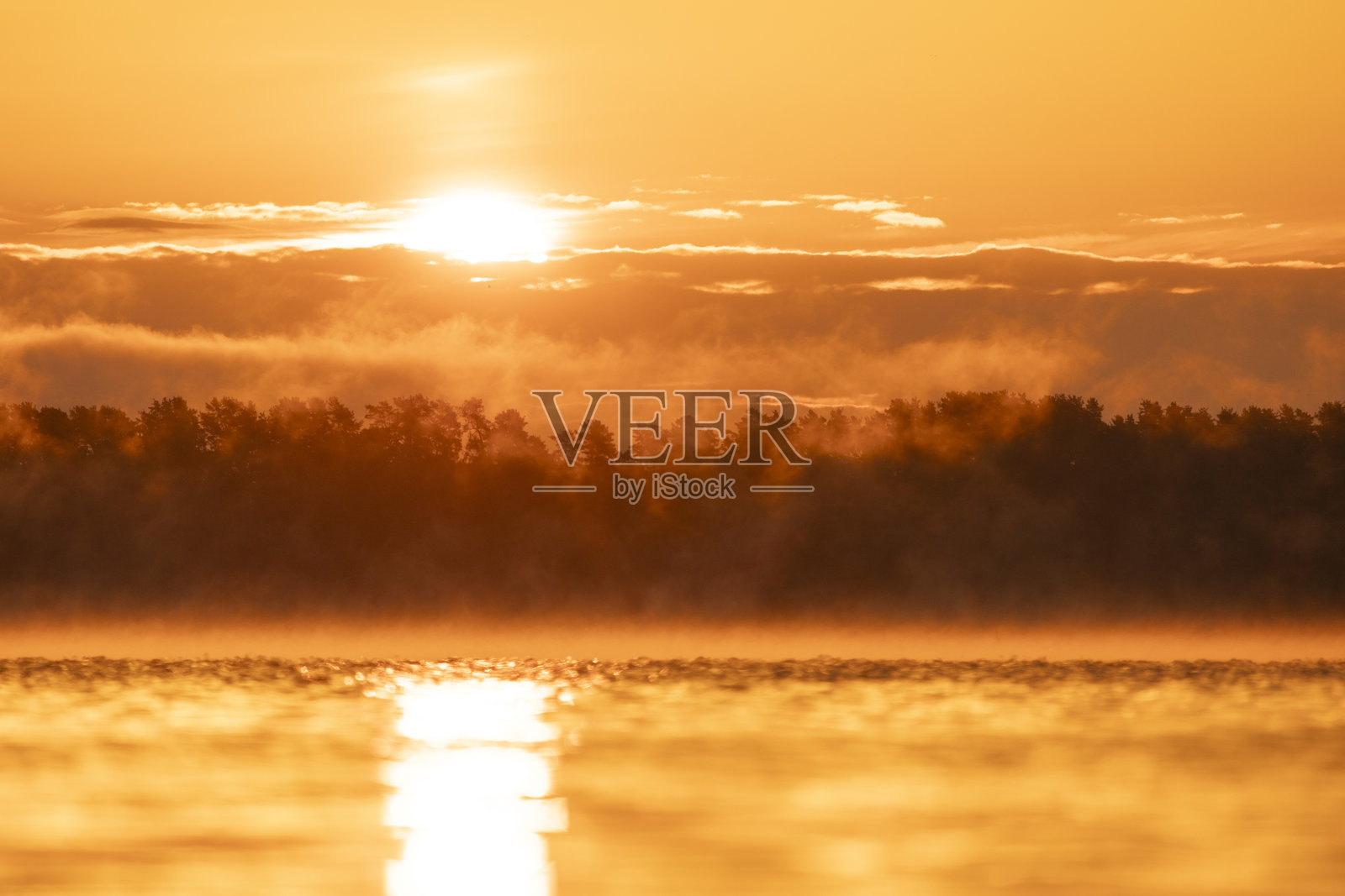 日出后美丽的秋季湖景。照片摄影图片